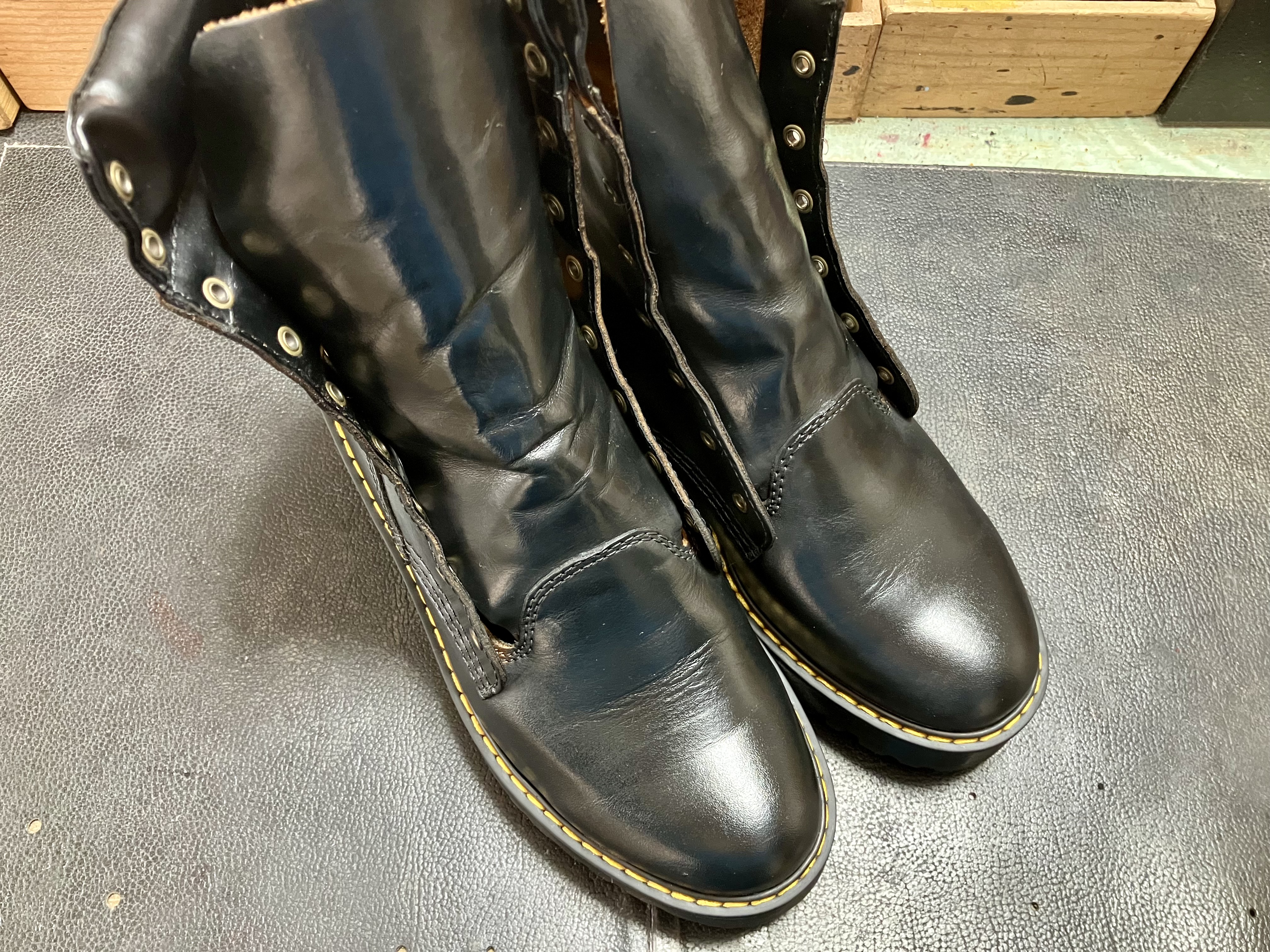 染め替えが完了したブーツ