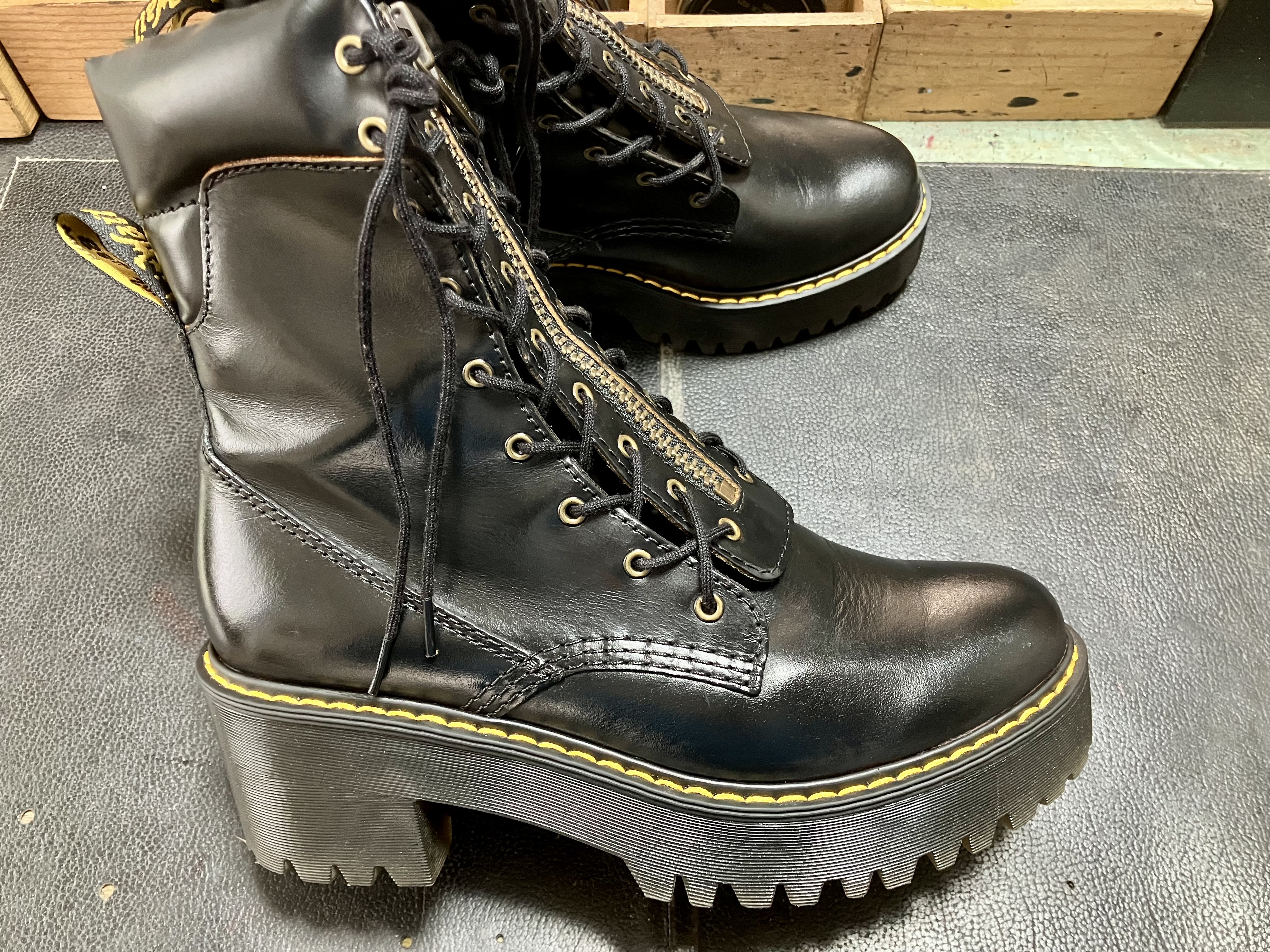 黒色に染め替えしたドクターマーチンの側面