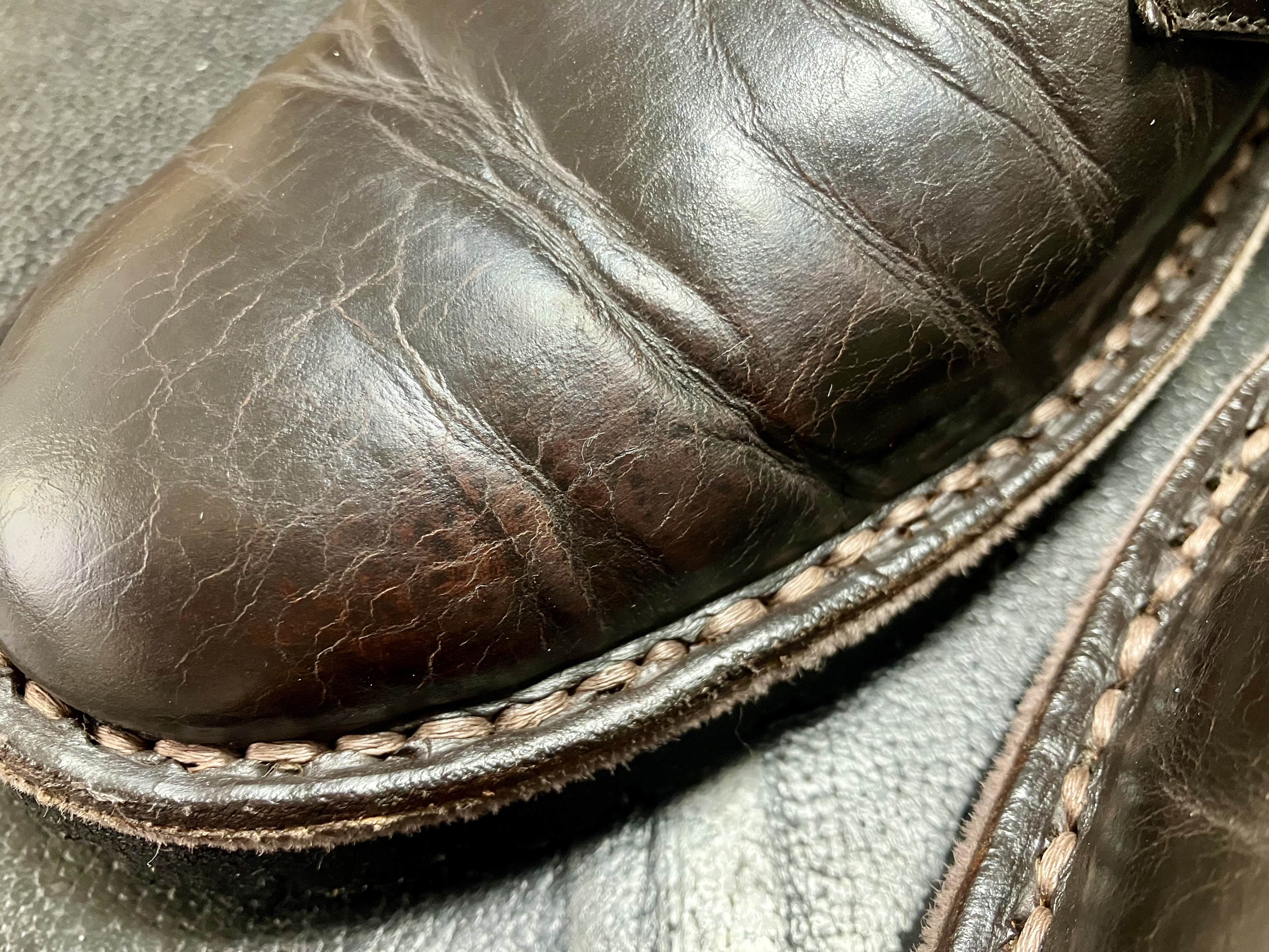 ひび割れ、色落ちが目立つブーツのつま先
