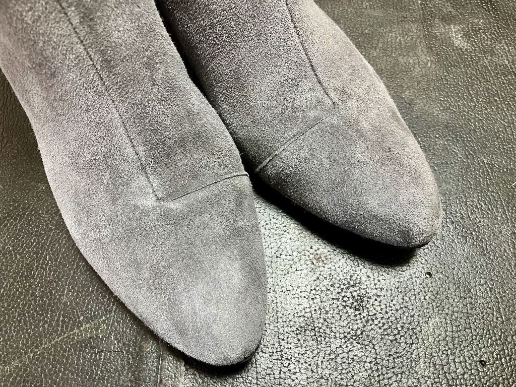 染め替えする前のスエードブーツのつま先