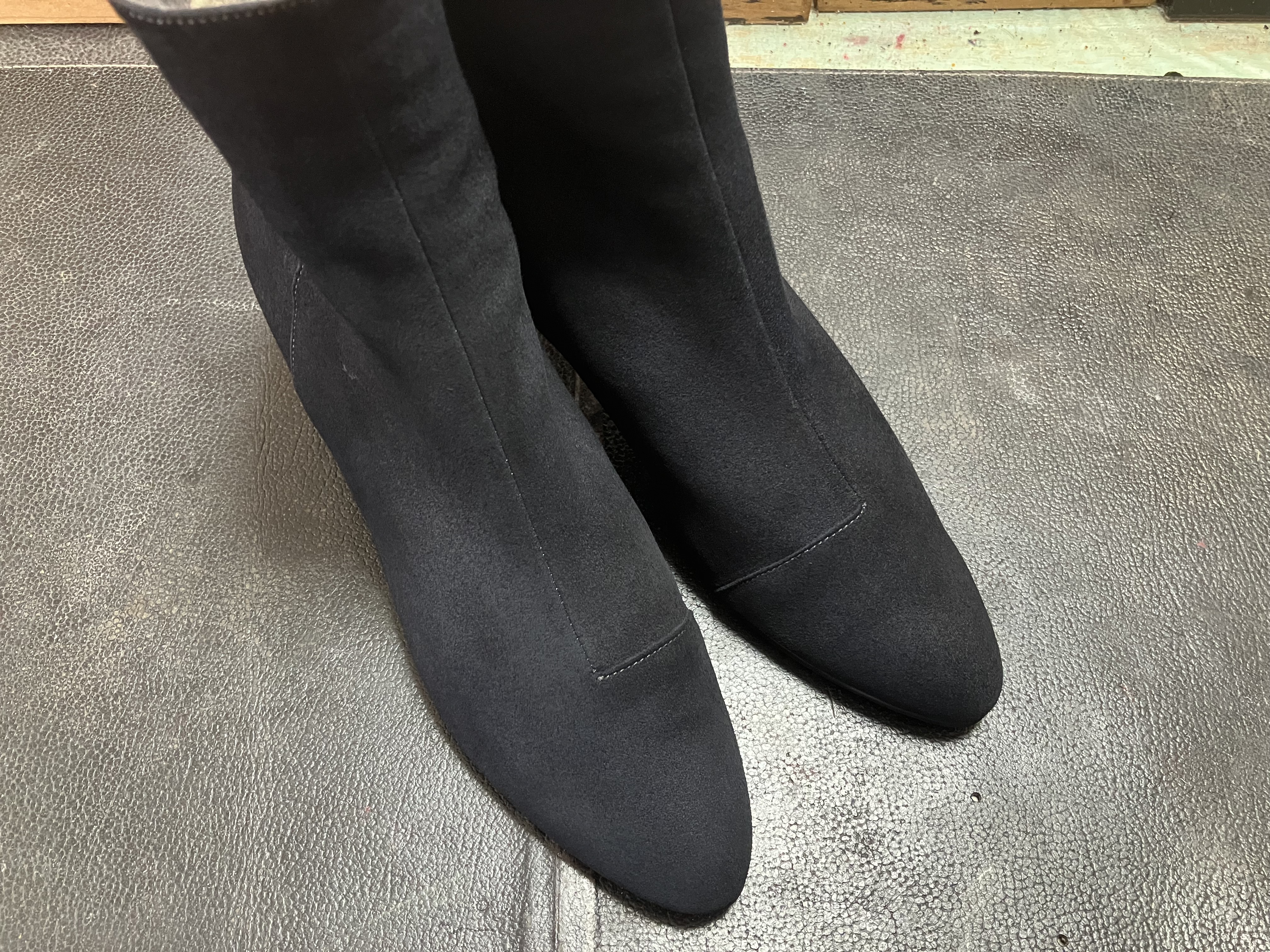 黒色に染め替えしたスエードのショートブーツ