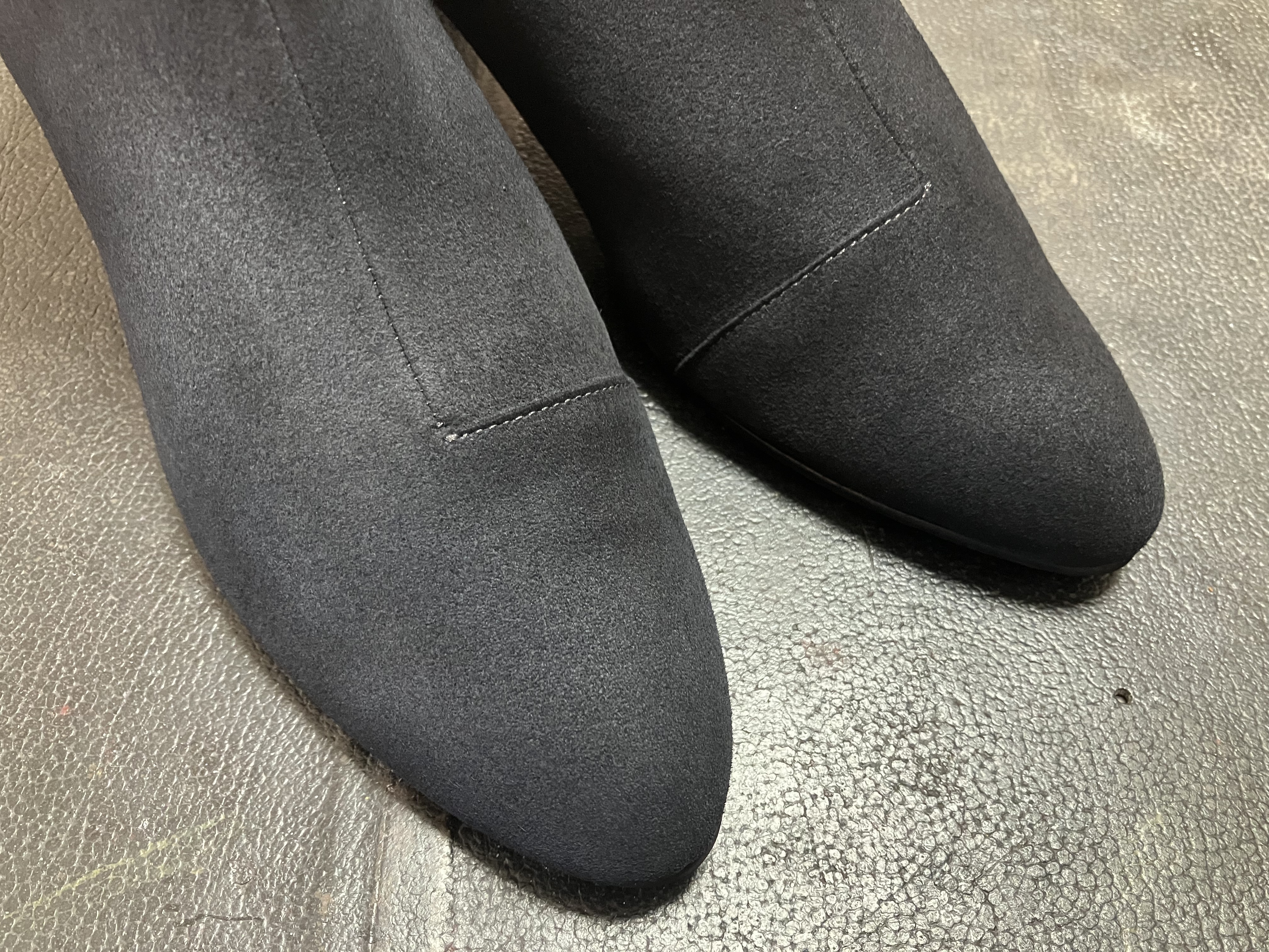 黒染めしたスエードブーツのつま先