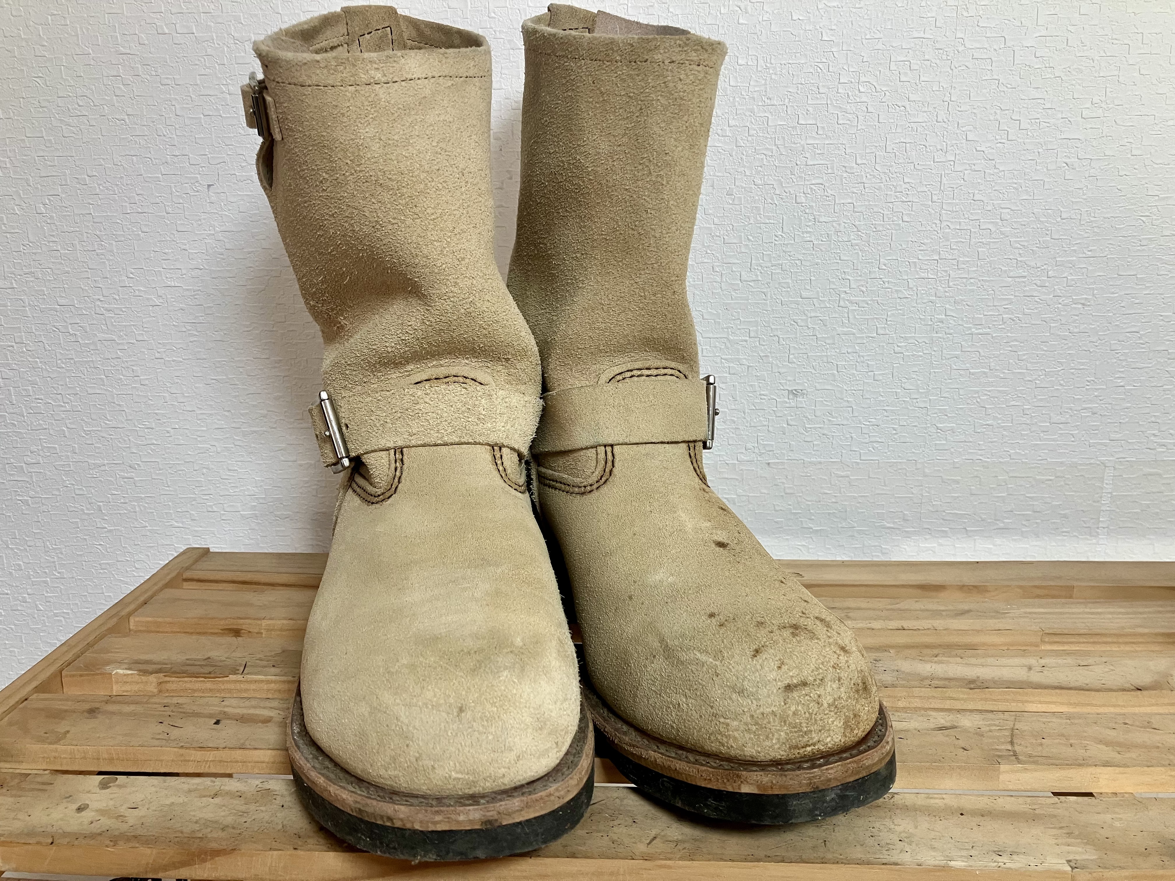 丸洗いクリーニング前のレッドウィングのスエードエンジニアブーツ