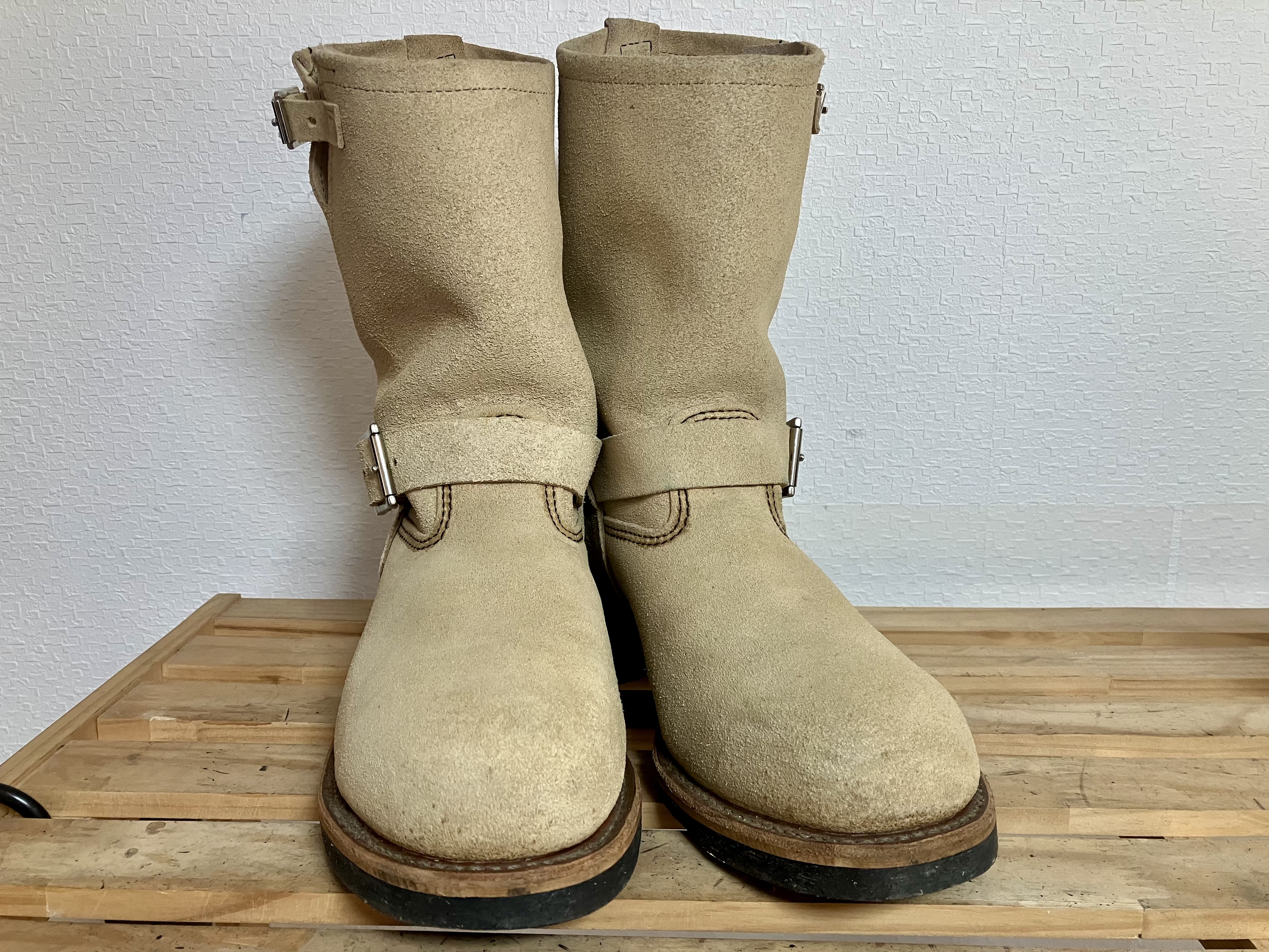 丸洗いクリーニング後、ベージュの明るさを取り戻したスエードブーツ