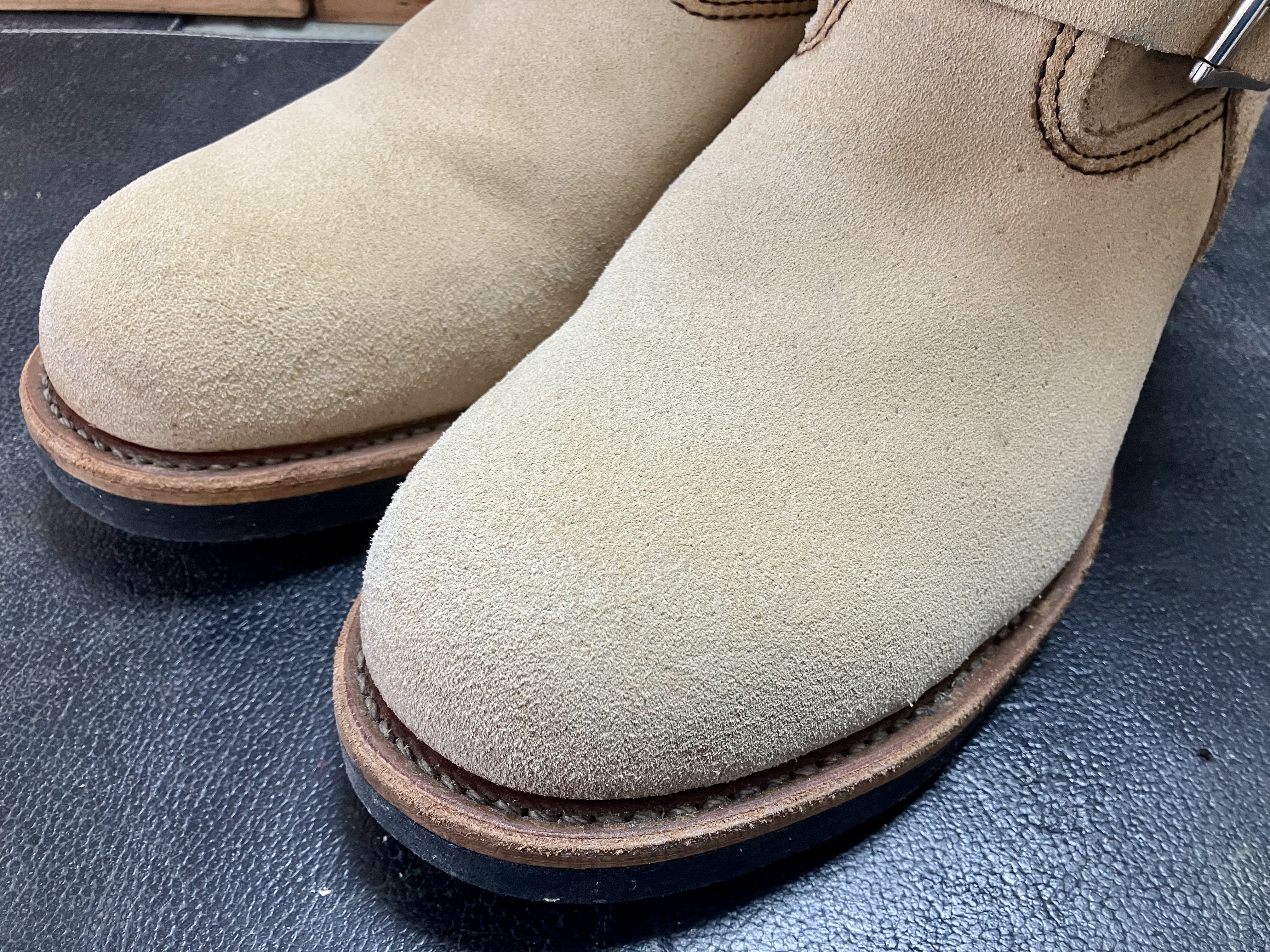 丸洗いクリーニングでカビを除去したスエードエンジニアブーツ