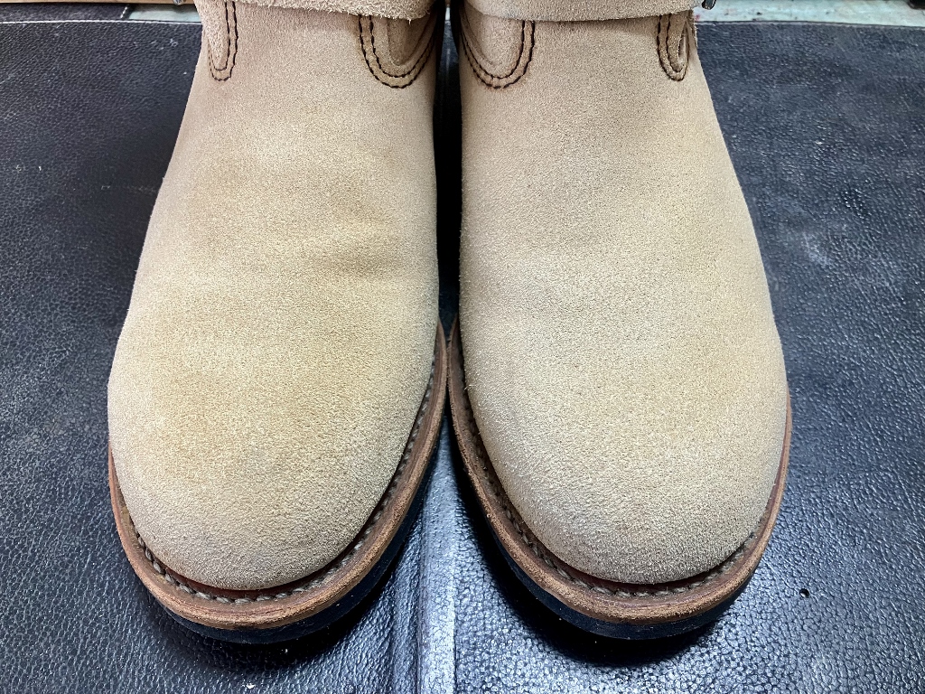 丸洗いクリーニングでカビが落ちたラフアウトのブーツ