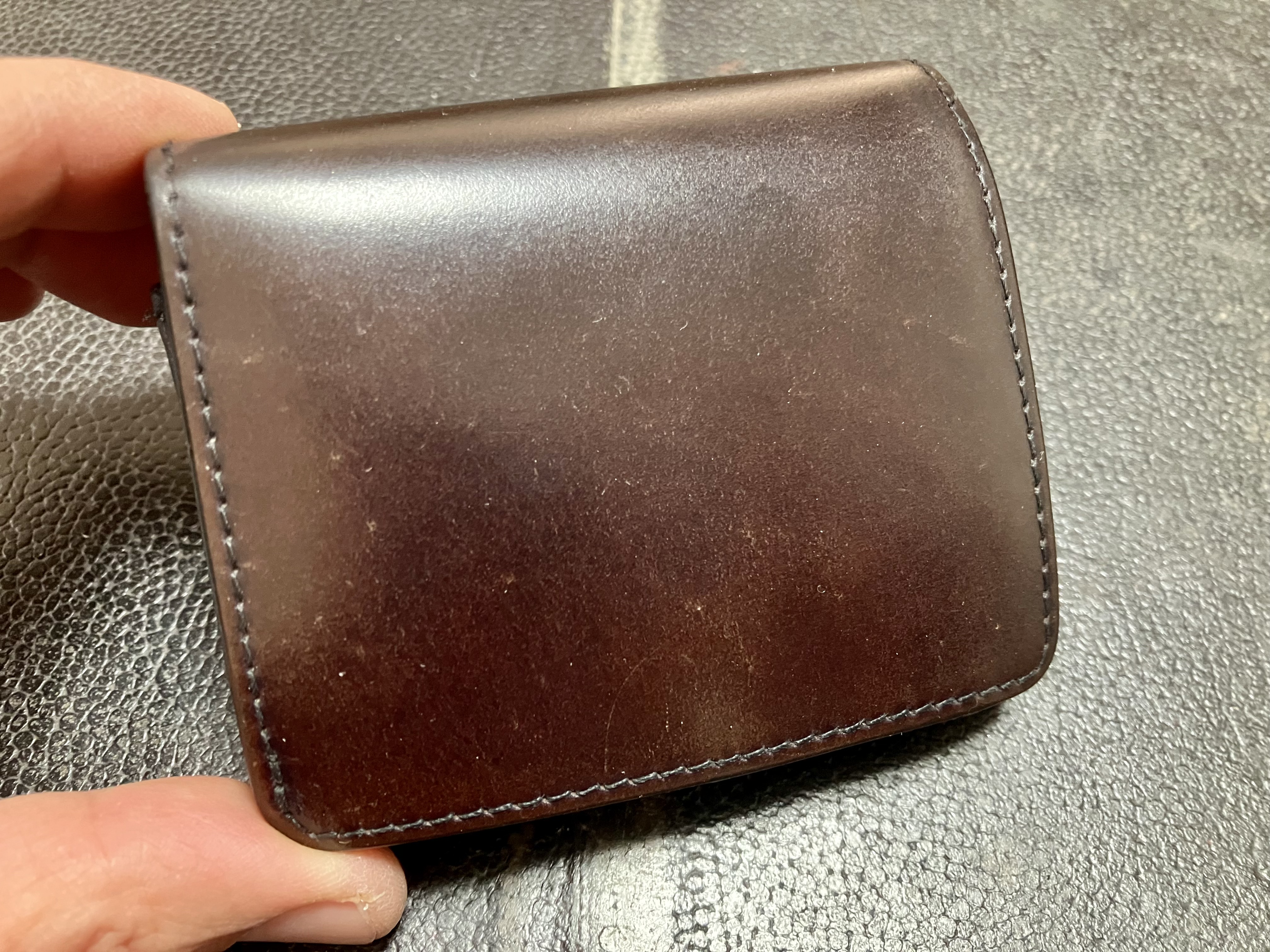 色あせ、退色したコードバンの財布
