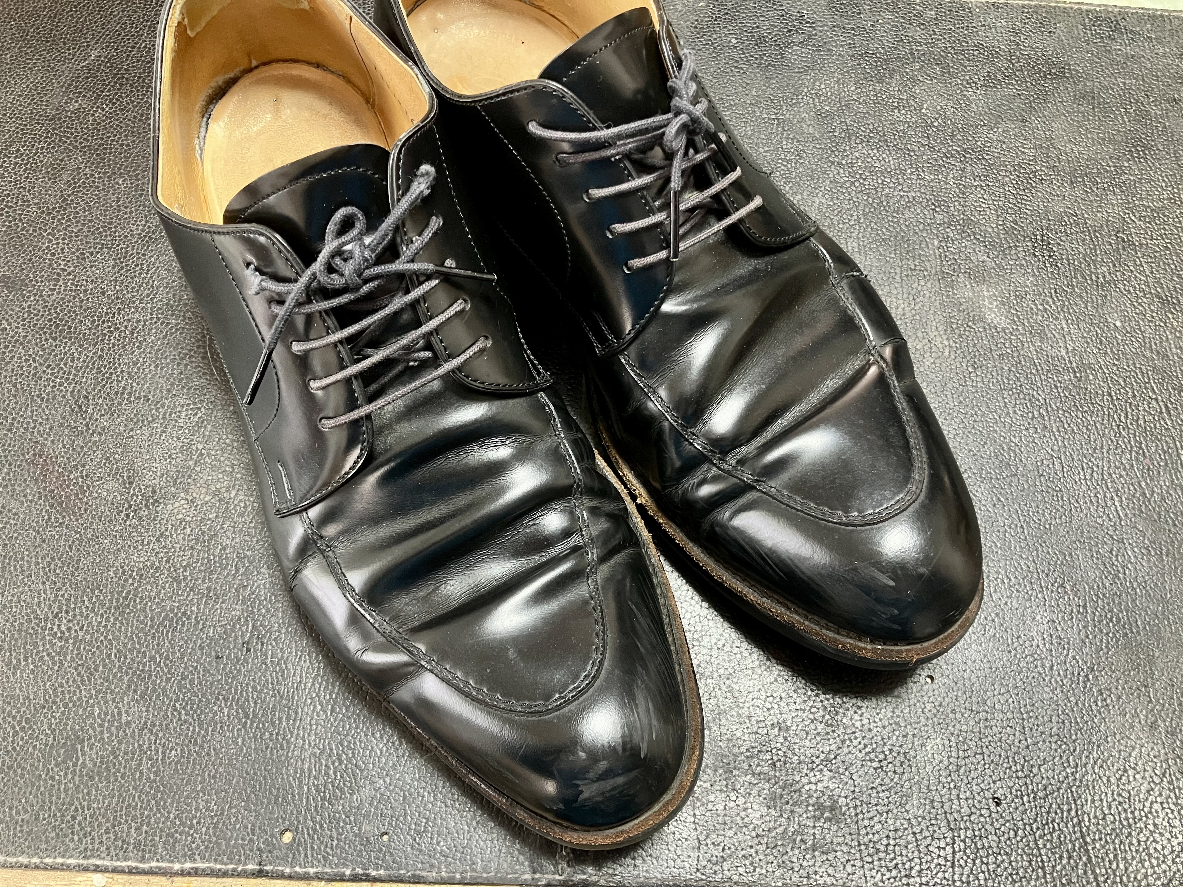 お手入れ、メンテナンス前の革靴