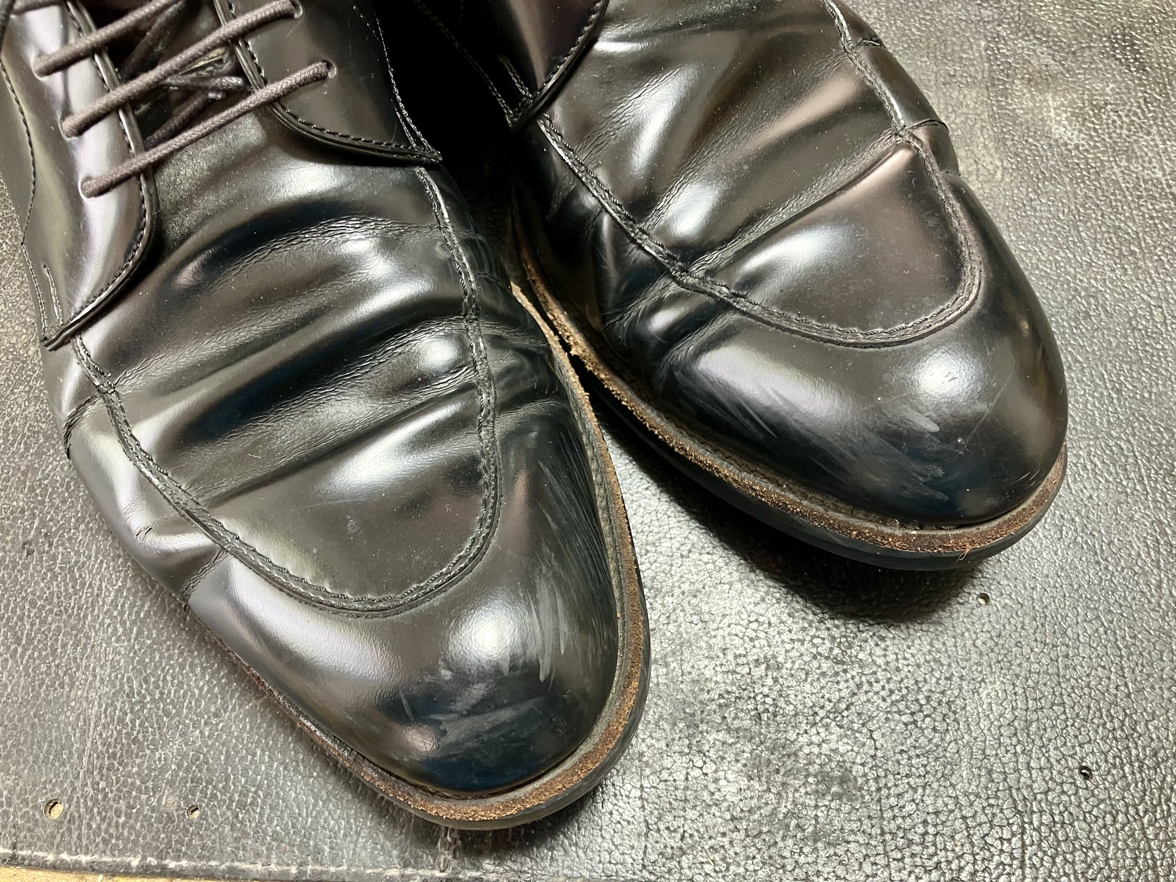 細かなキズが目立つ革靴