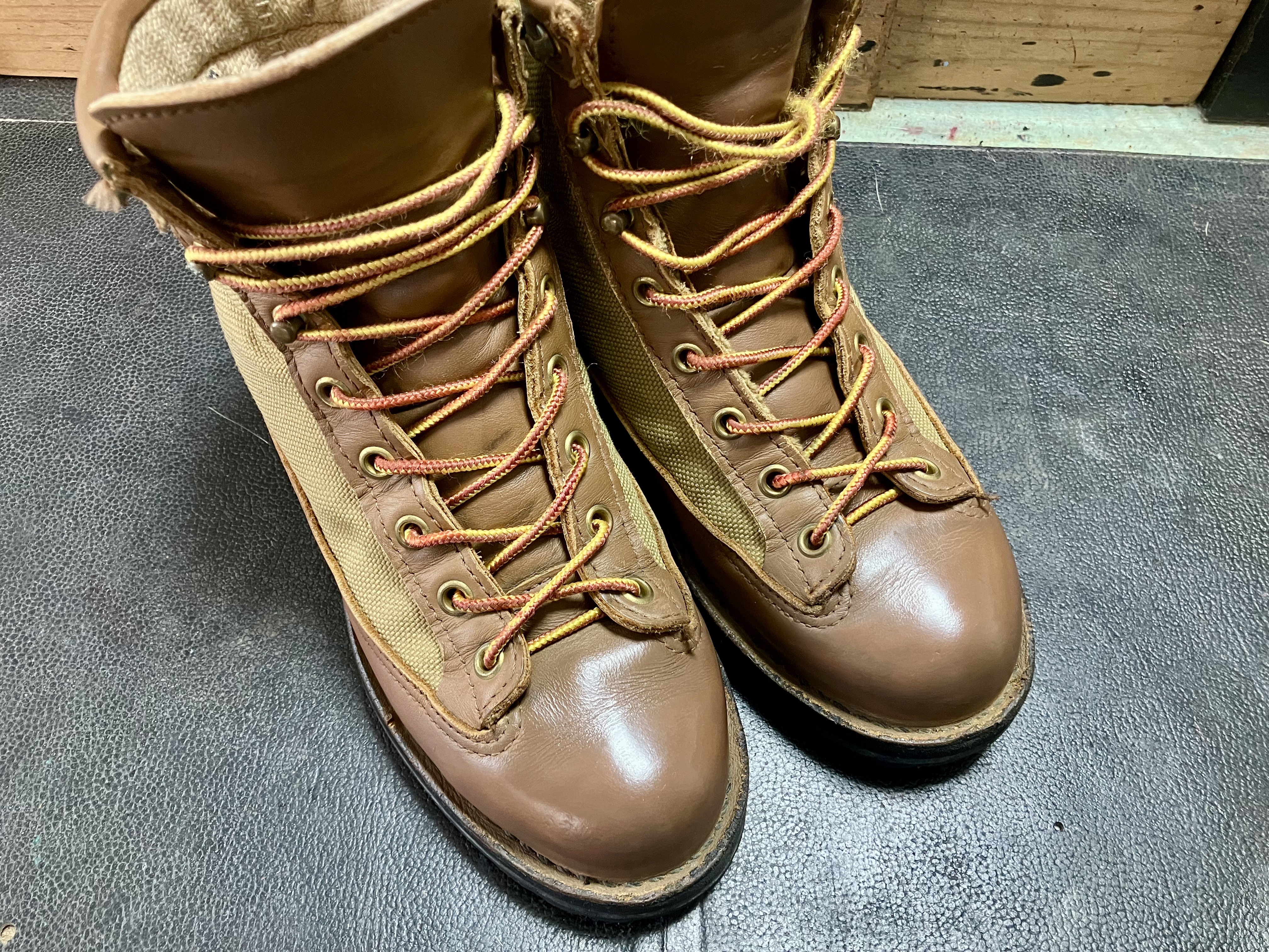 お手入れ、メンテナンスが完了したダナーライト