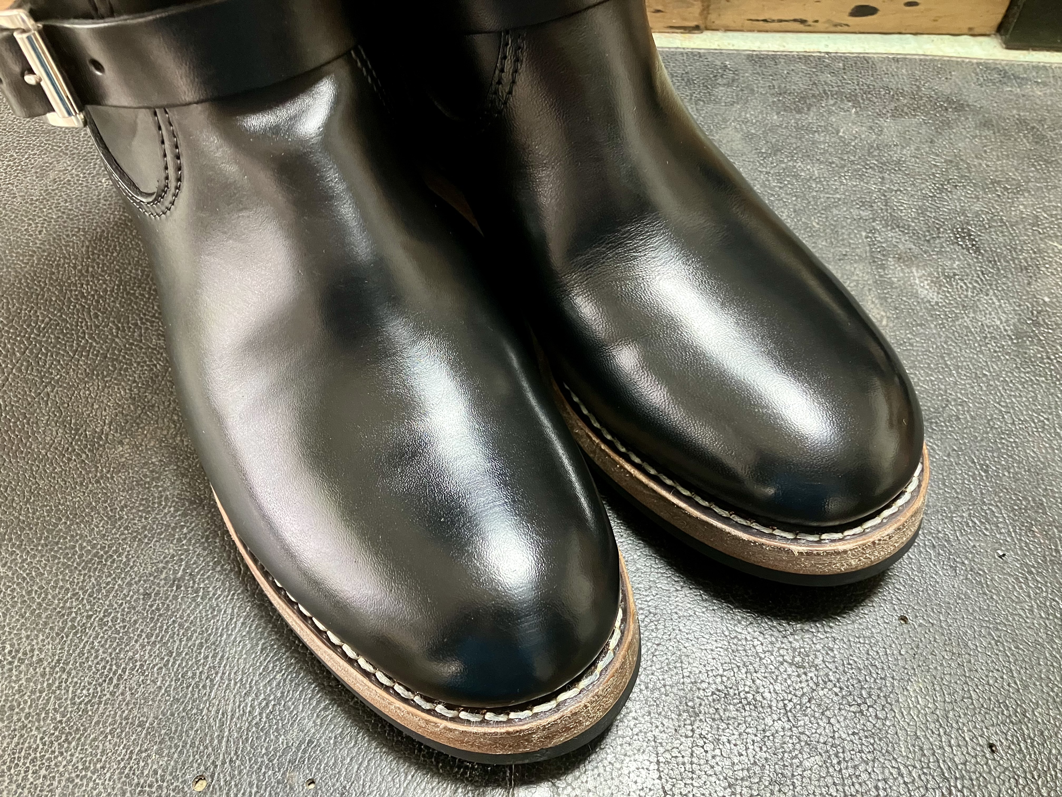 黒染めで左右色違いを解消したエンジニアブーツ