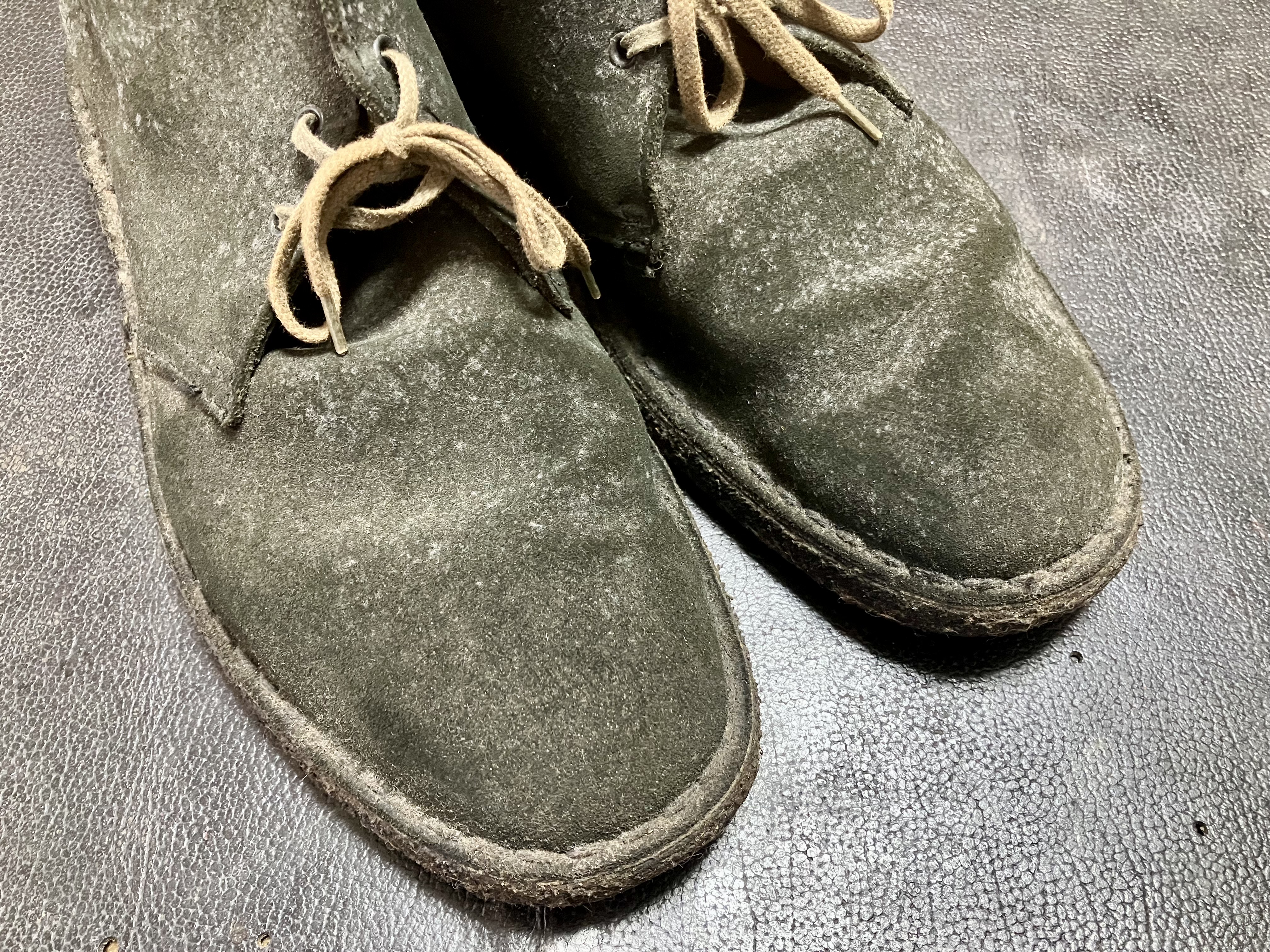 カビで真っ白になったスエードブーツ