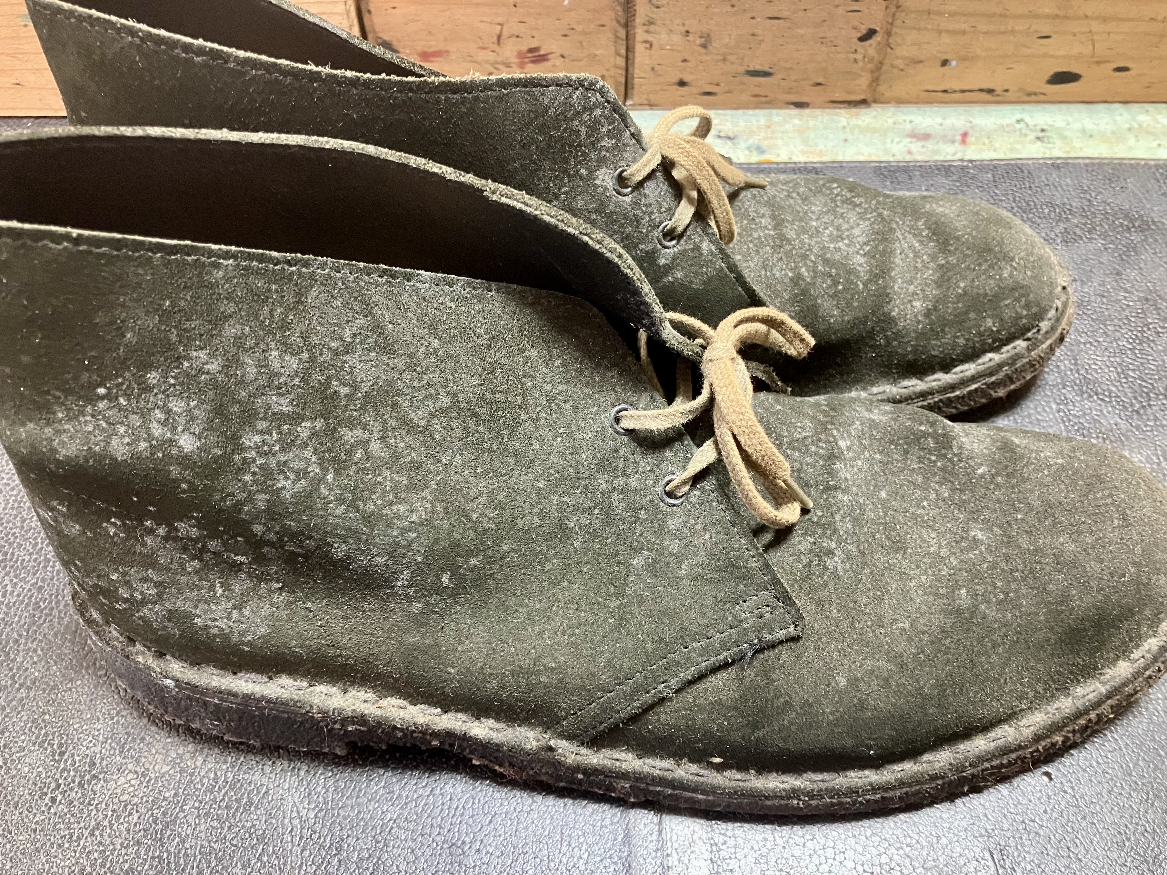 カビで真っ白になったスエードブーツ側面