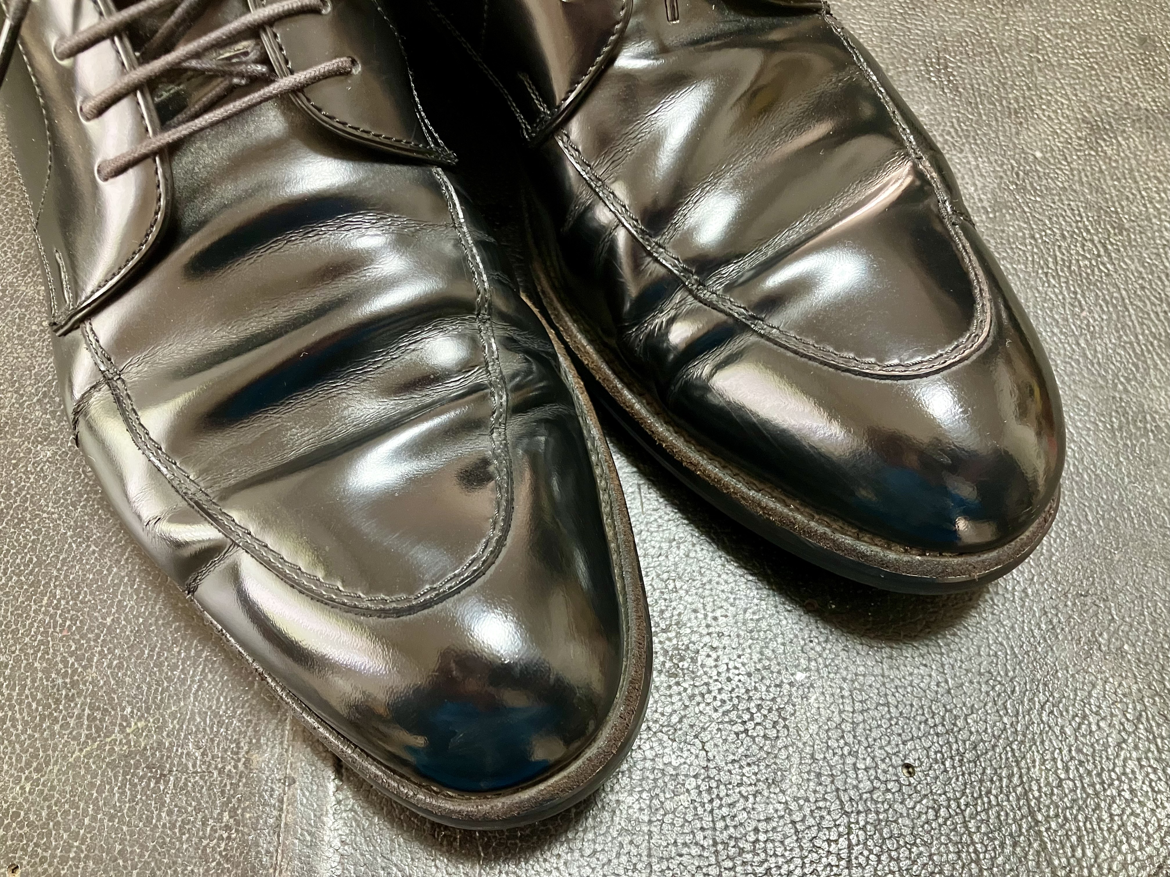 お手入れして細かなキズをカバーした革靴