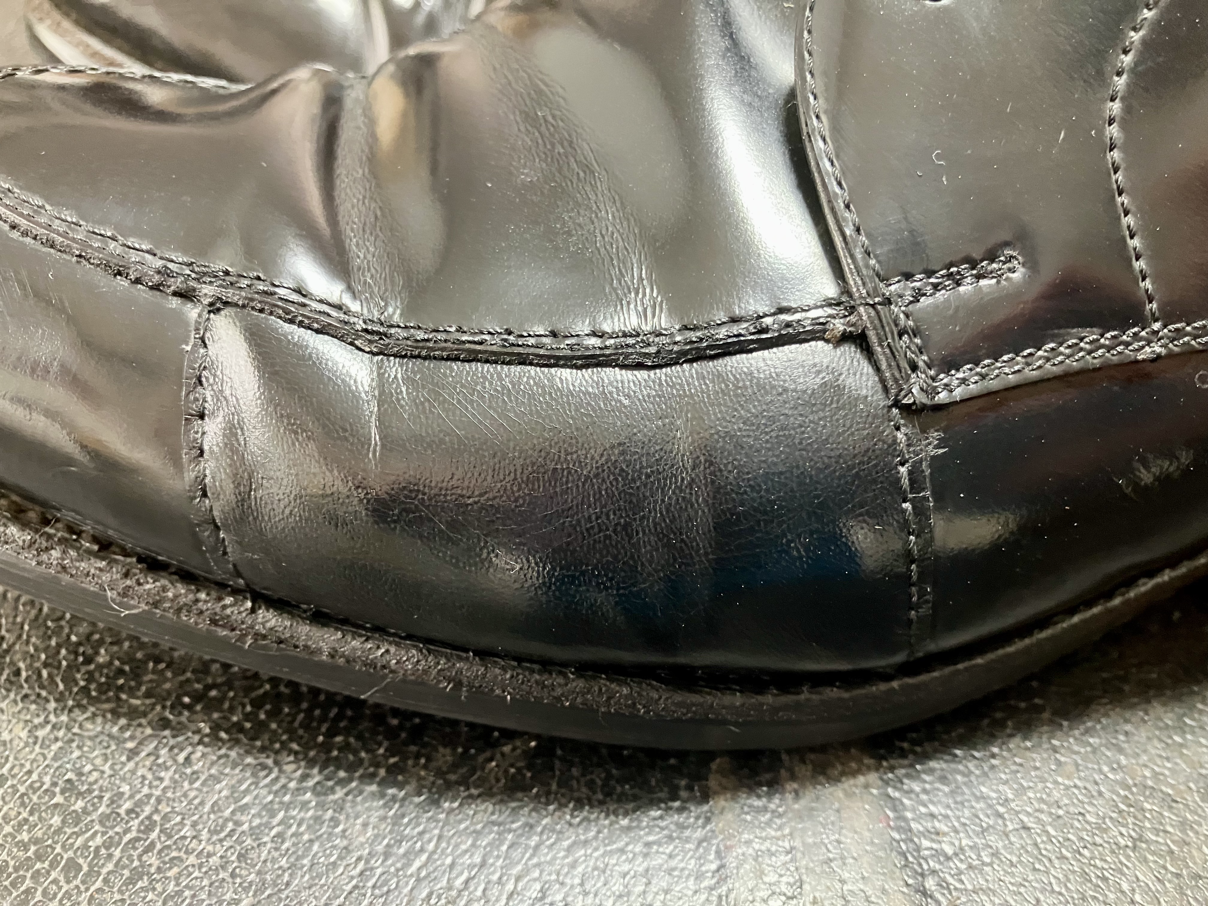 チャールズパッチで補強修理した革靴側面