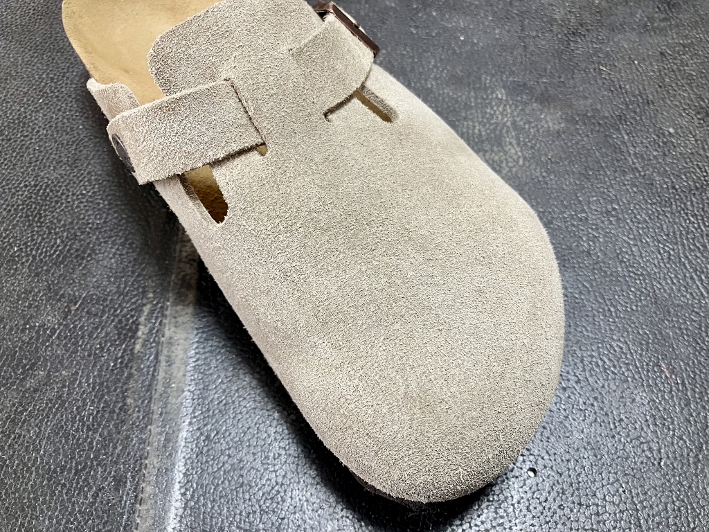 丸洗いクリーニングでシミを落としたスエード