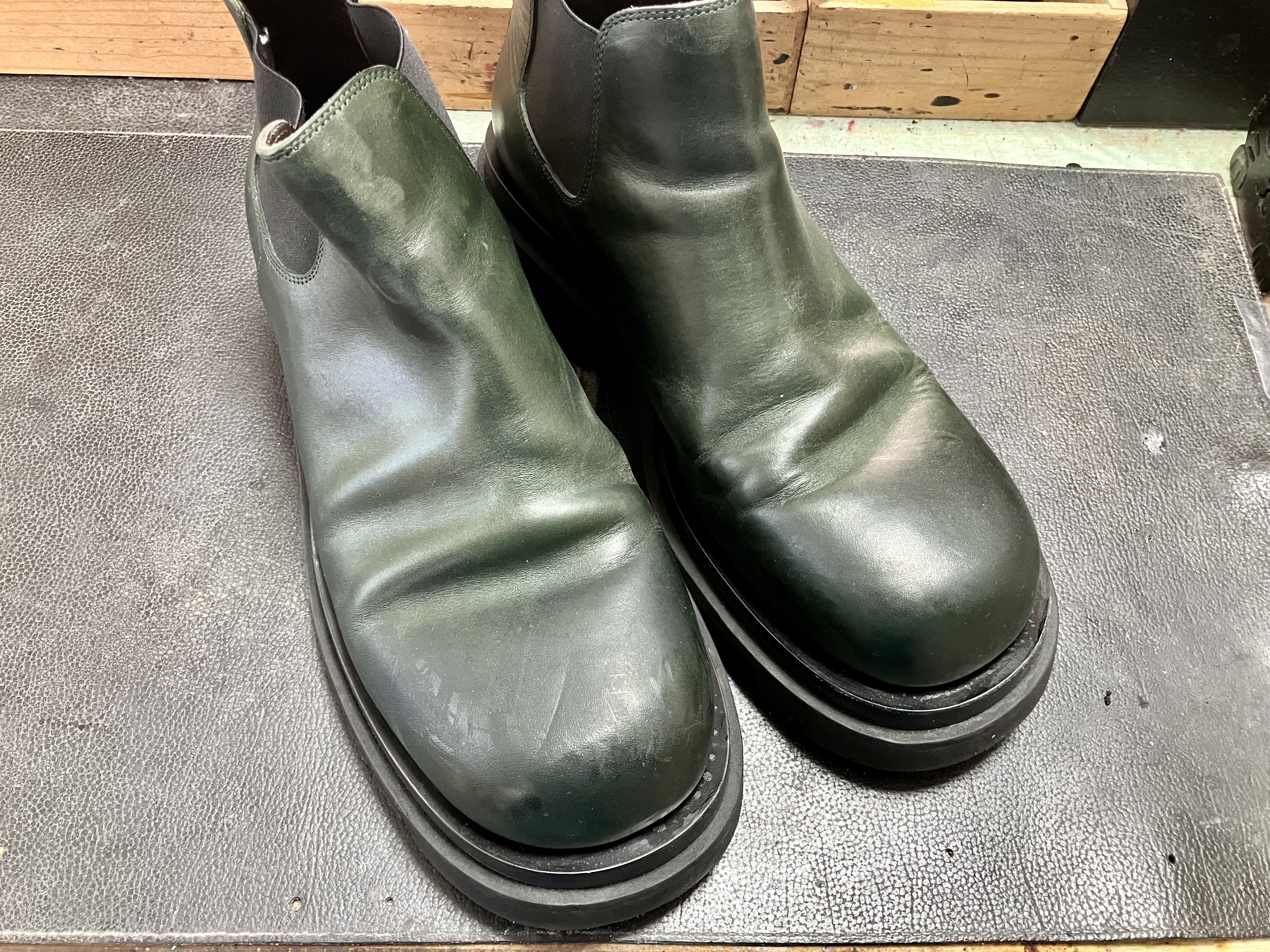 染め替え前のボッテガヴェネタのブーツ