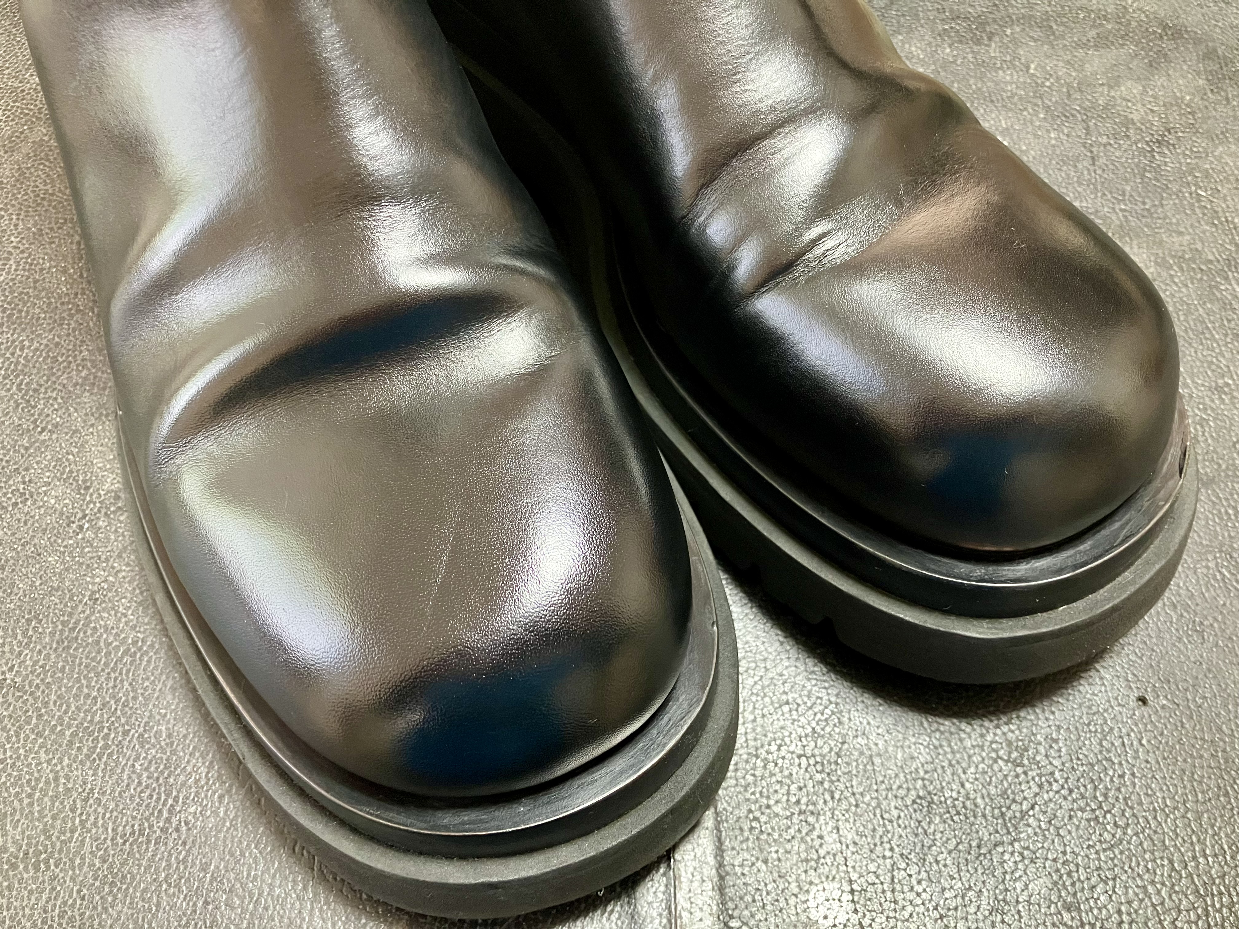 黒染め後の仕上げ磨きで色ツヤが復活したブーツ
