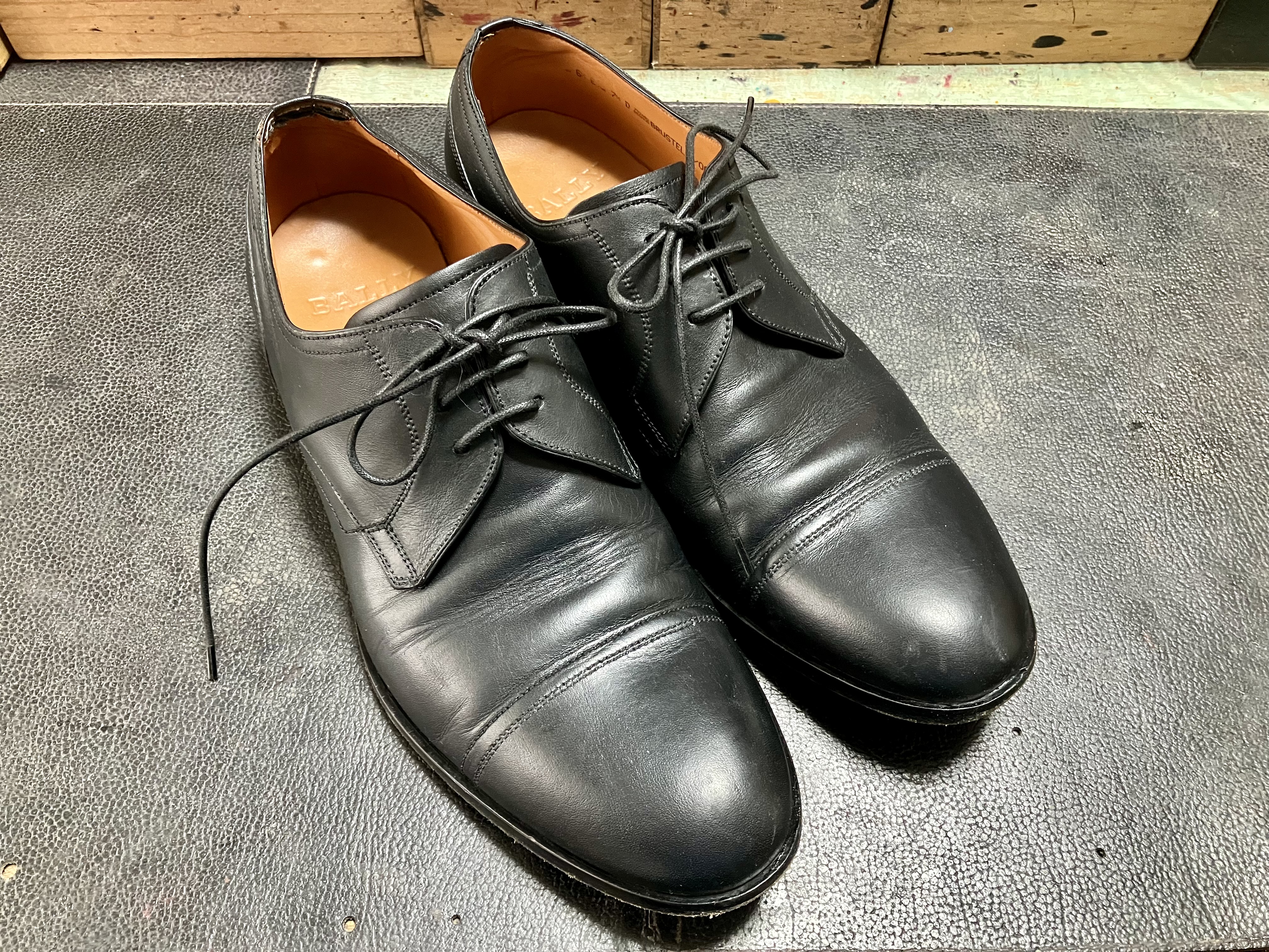 お手入れ、メンテナンス前の革靴