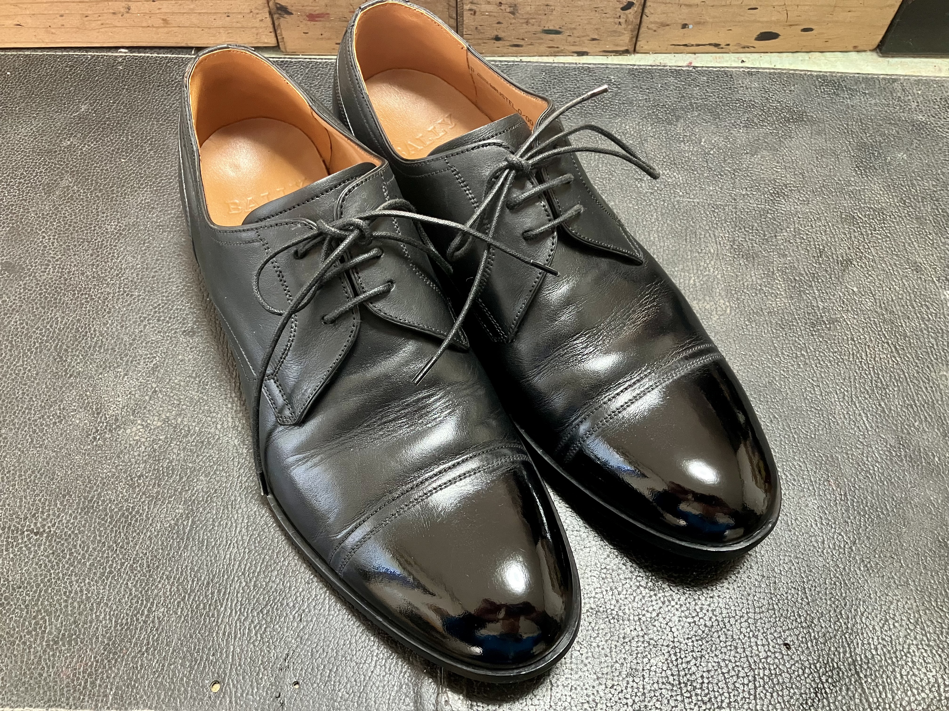 鏡面磨き、ハイシャインが完成した革靴