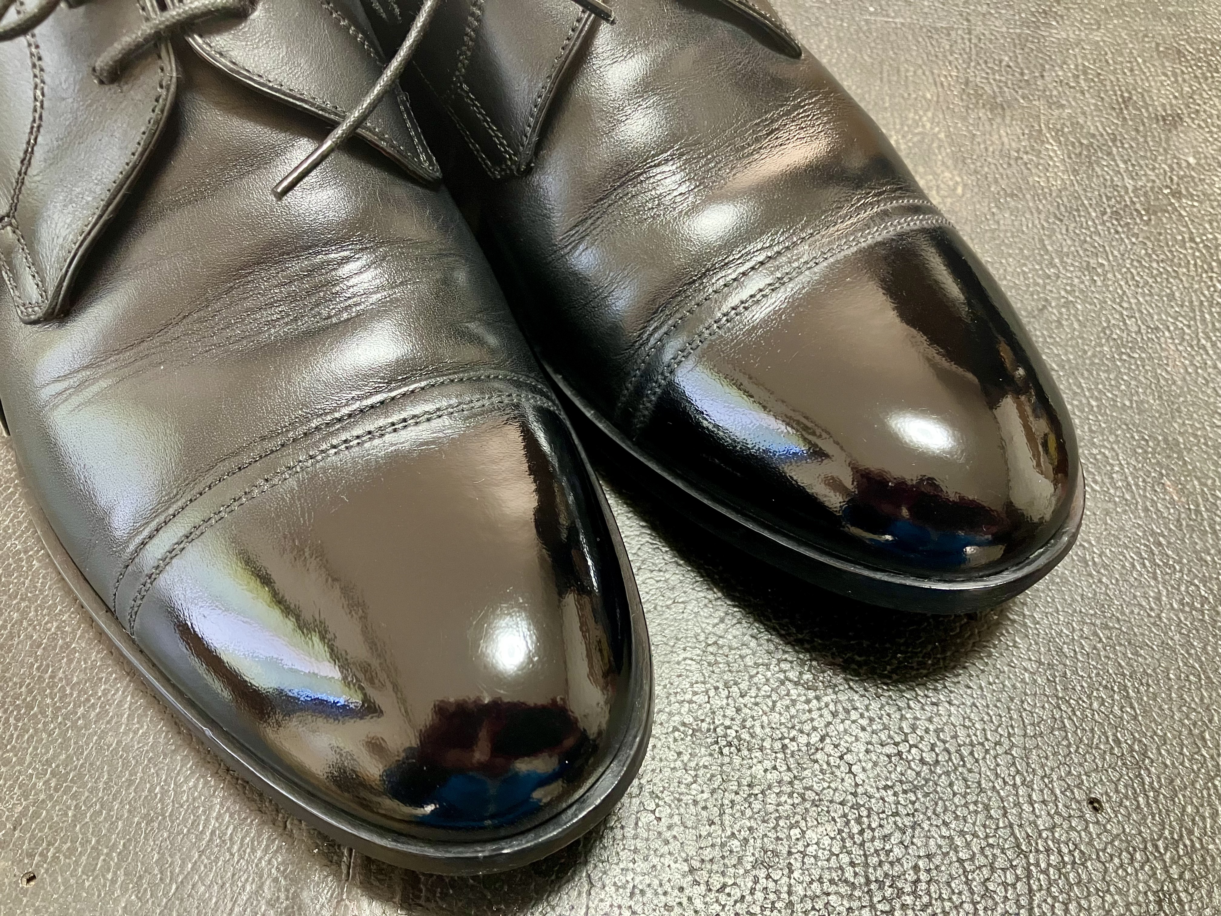 周りの風景も映しこむ透明感