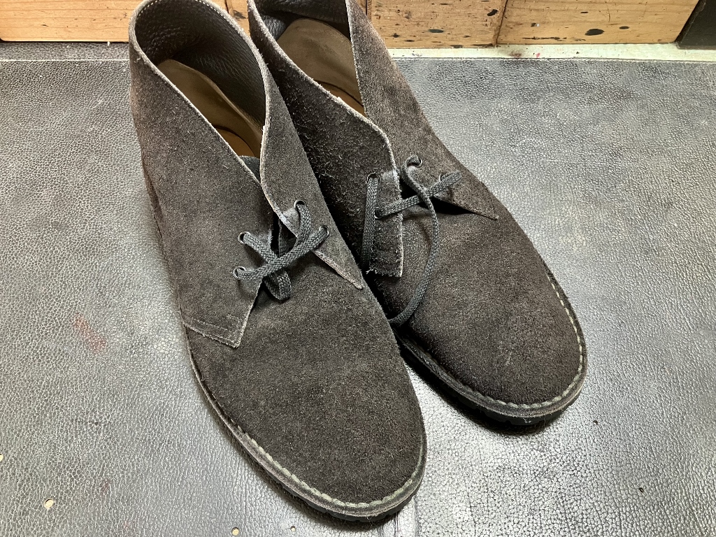 お手入れ不足で色あせたスエードブーツ