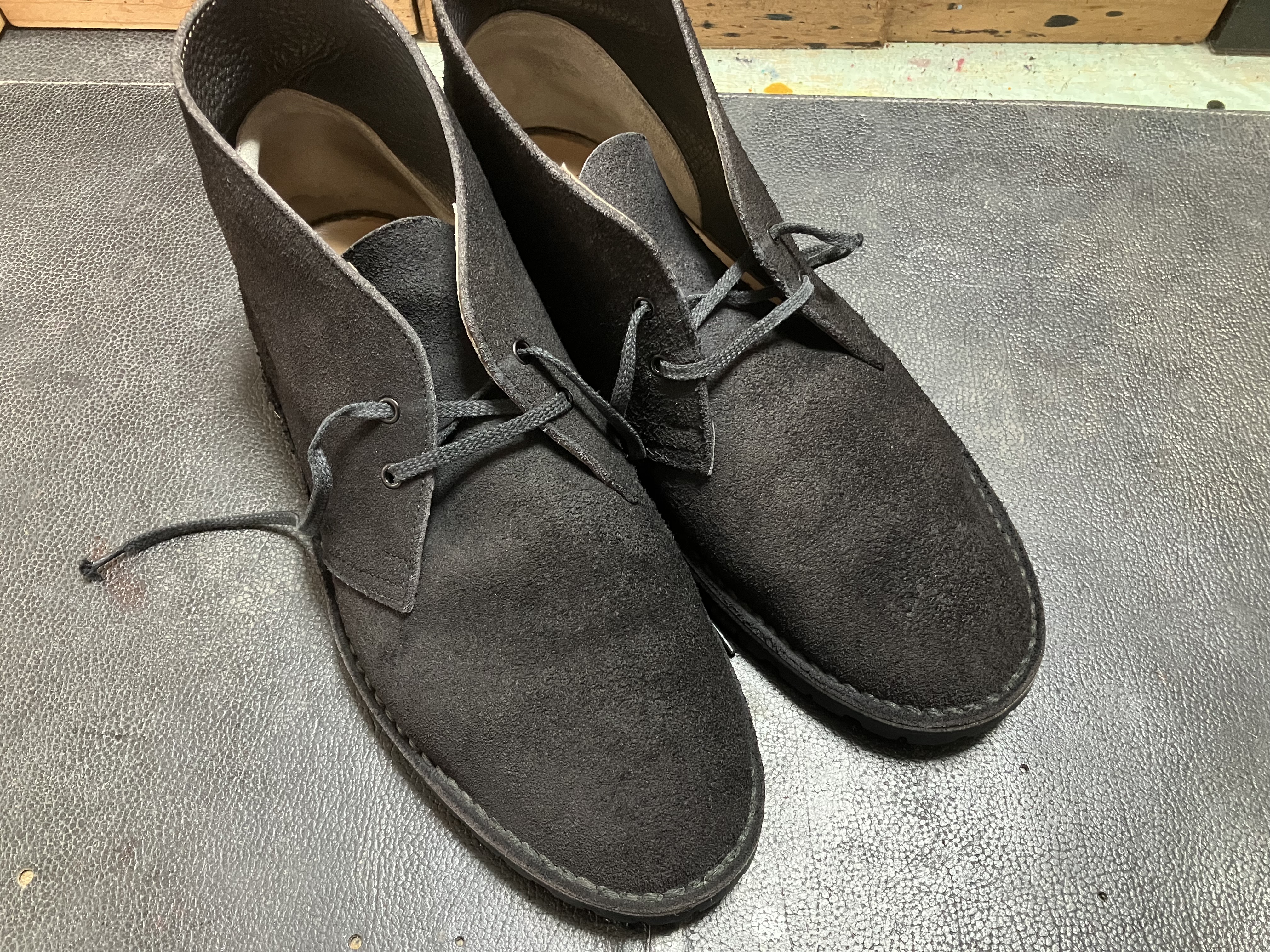 黒色を補色したスエードブーツ