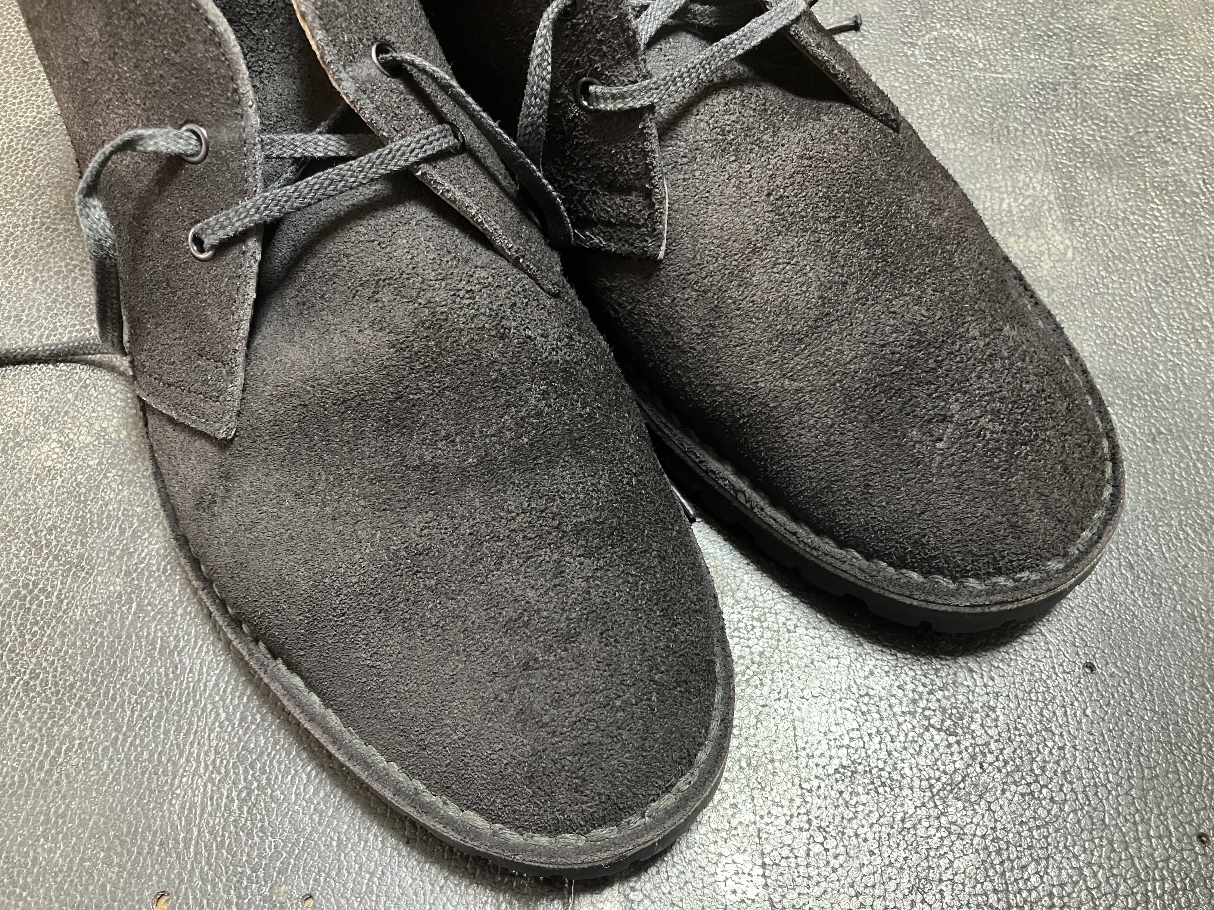 色あせをカバーしたスエードブーツ