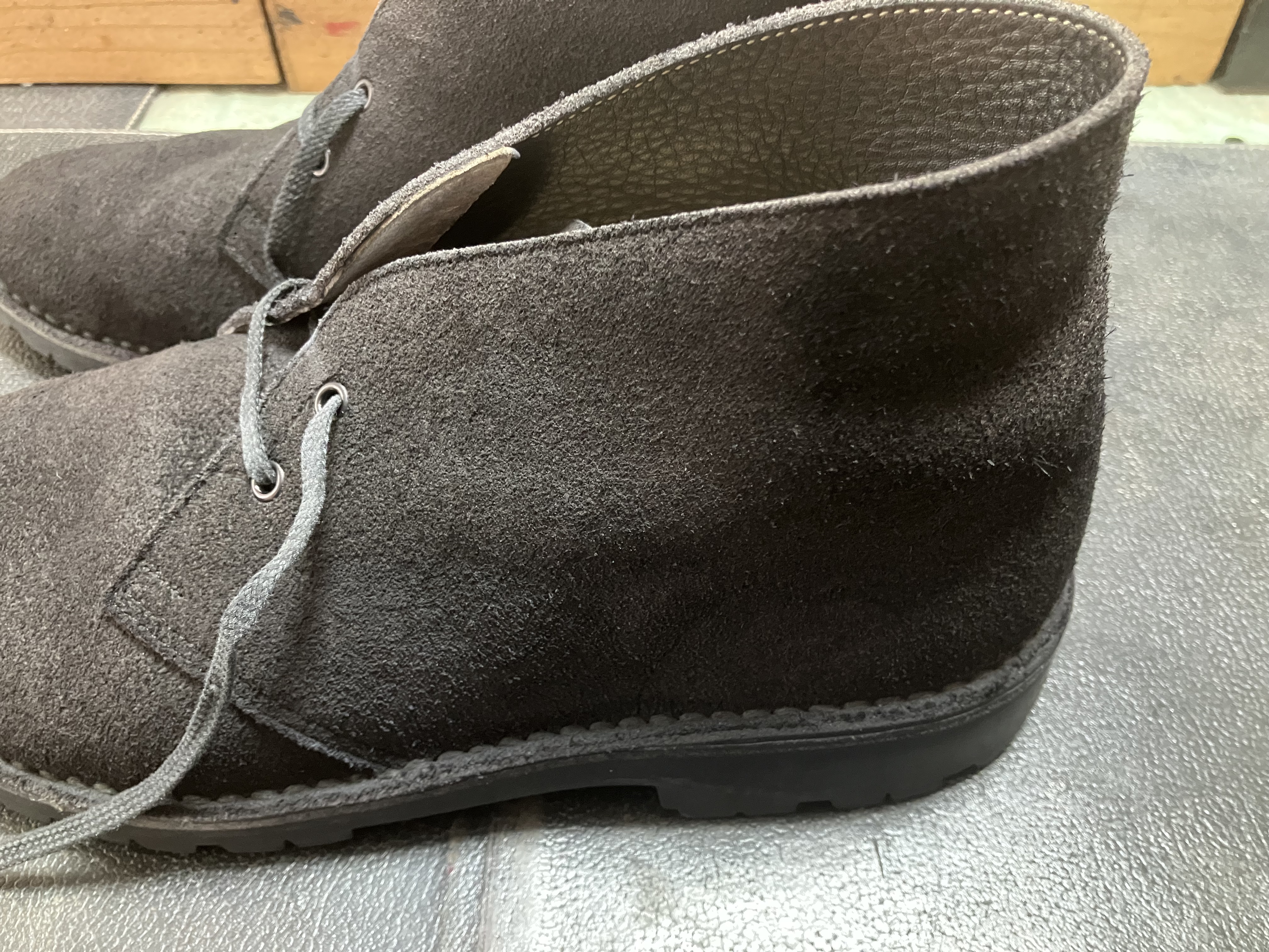 丸洗いクリーニングでシミを落としたスエードブーツ