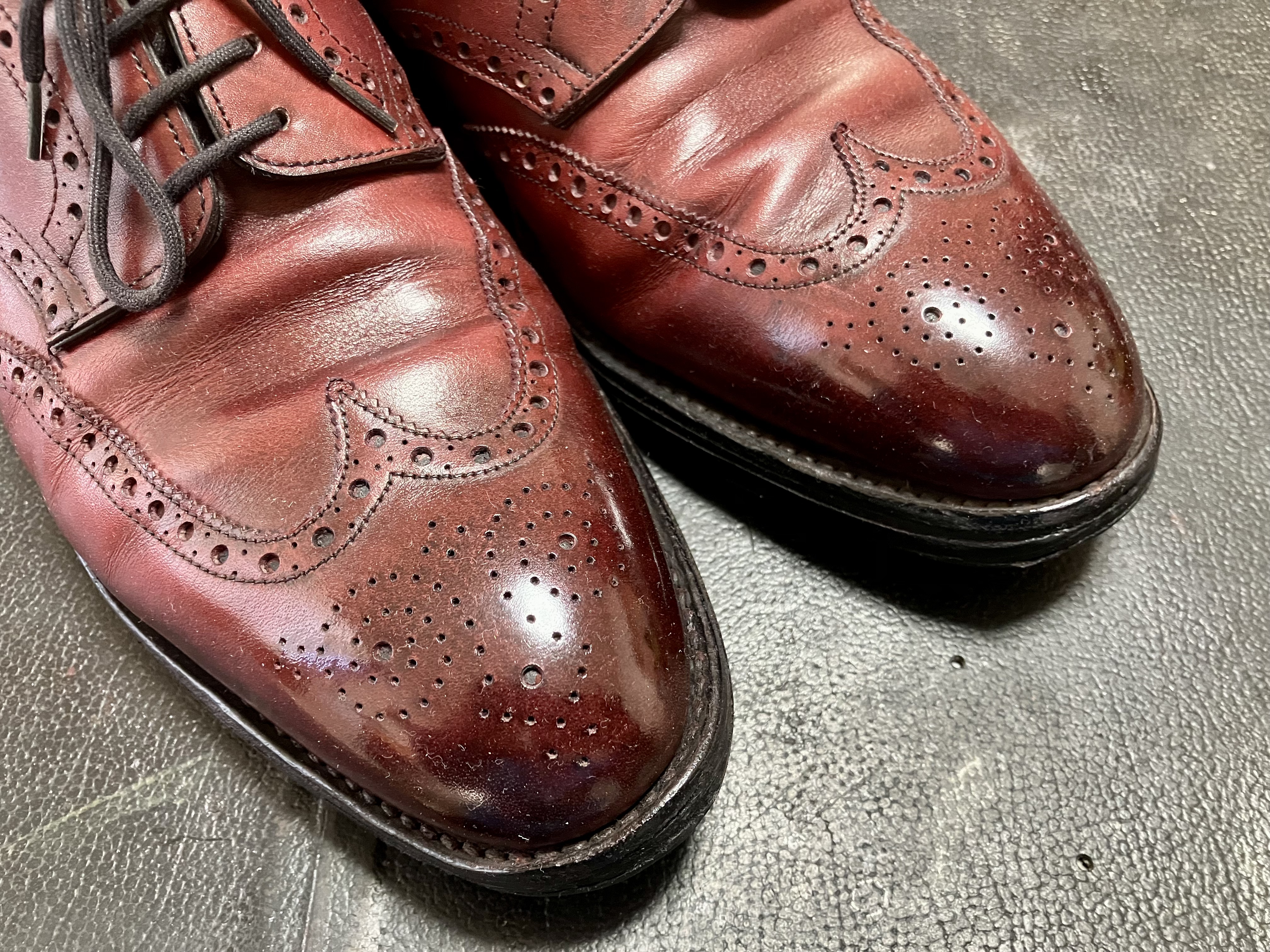 染め替え前のジョンロブのダービー