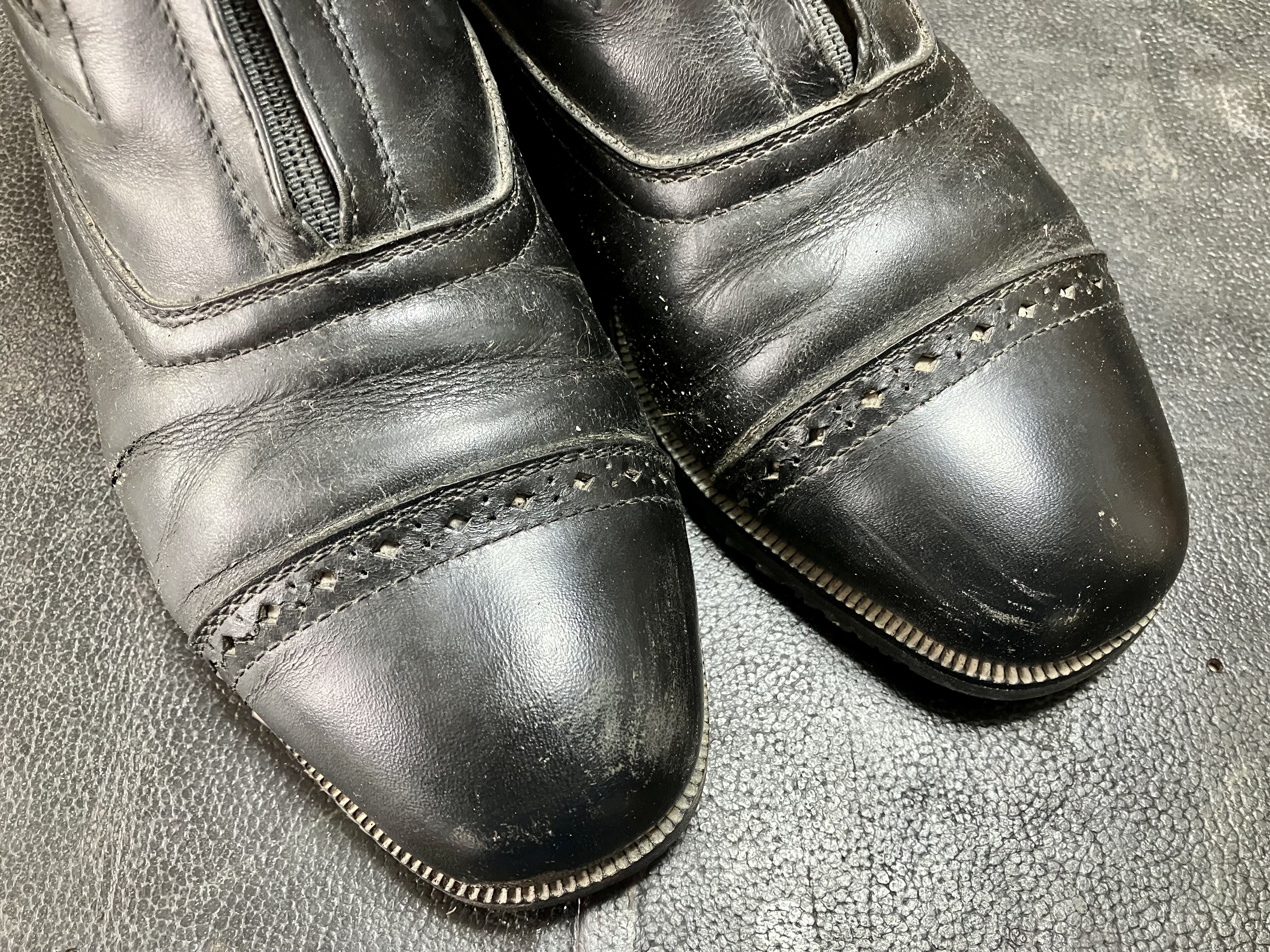 色あせ、汚れが目立つブーツ