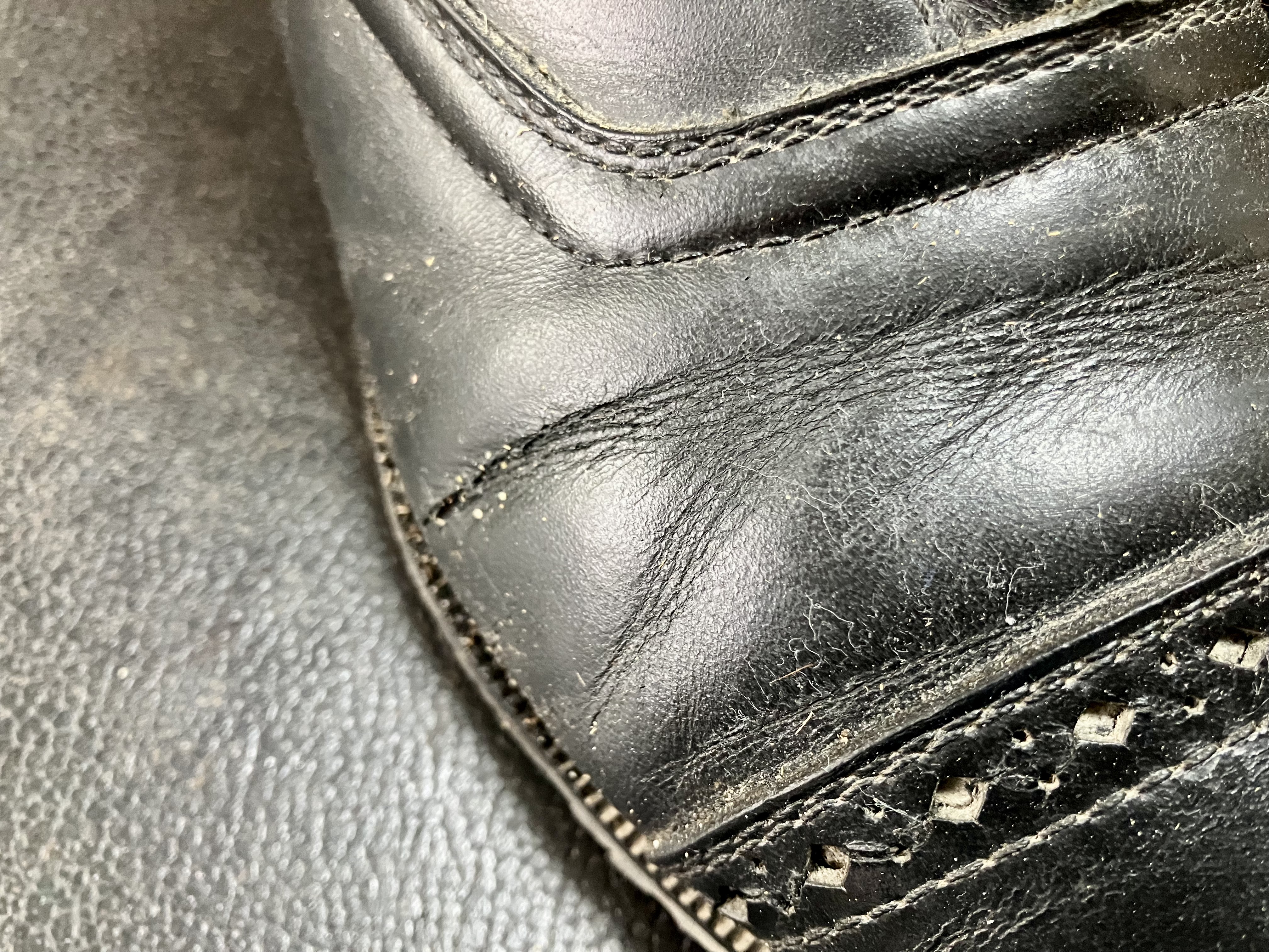 履きジワからのひび割れ、クラック