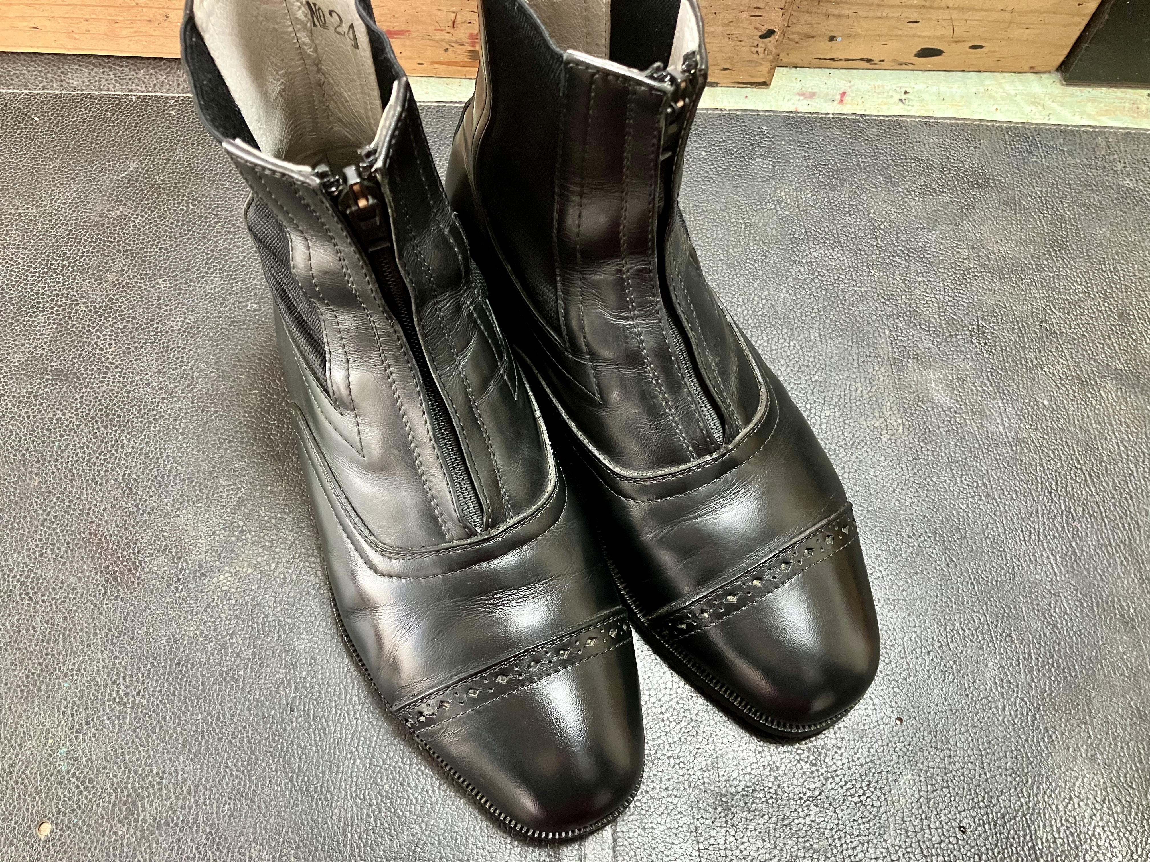 丸洗いクリーニングで汚れを落とした乗馬ブーツ