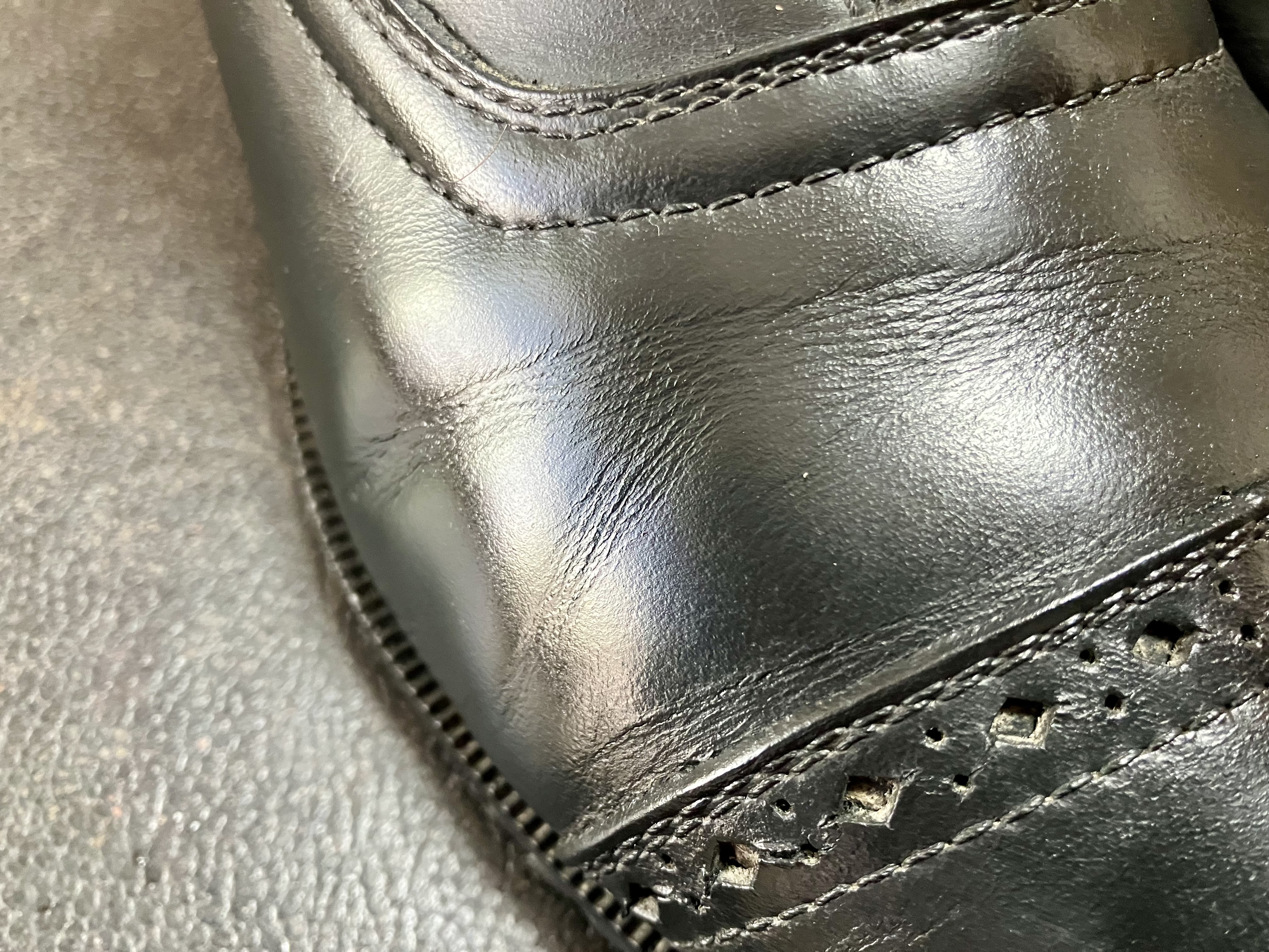 ひび割れ、クラックを修復修理した革靴