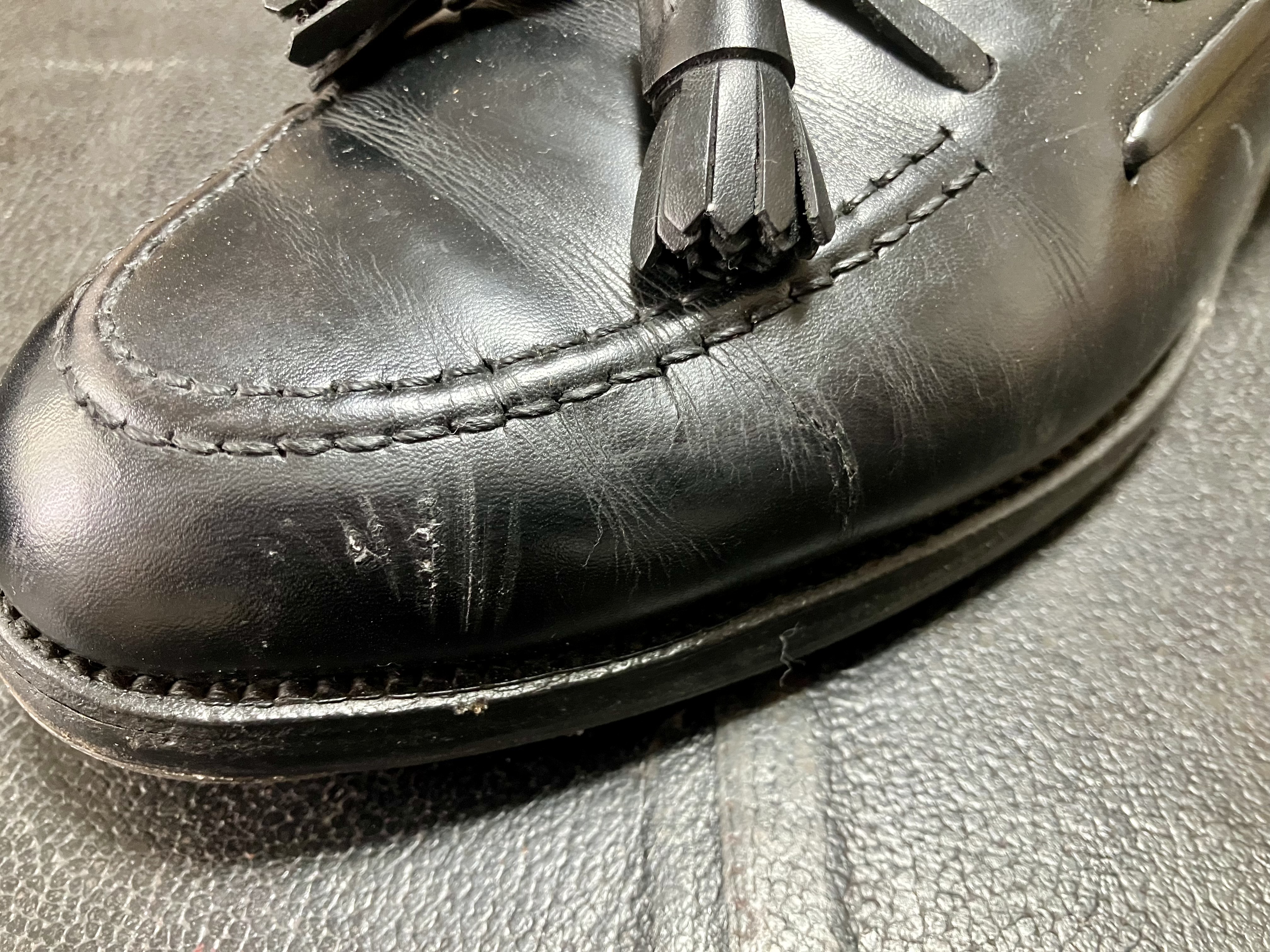 履きジからのひび割れ、クラックが目立つ左足