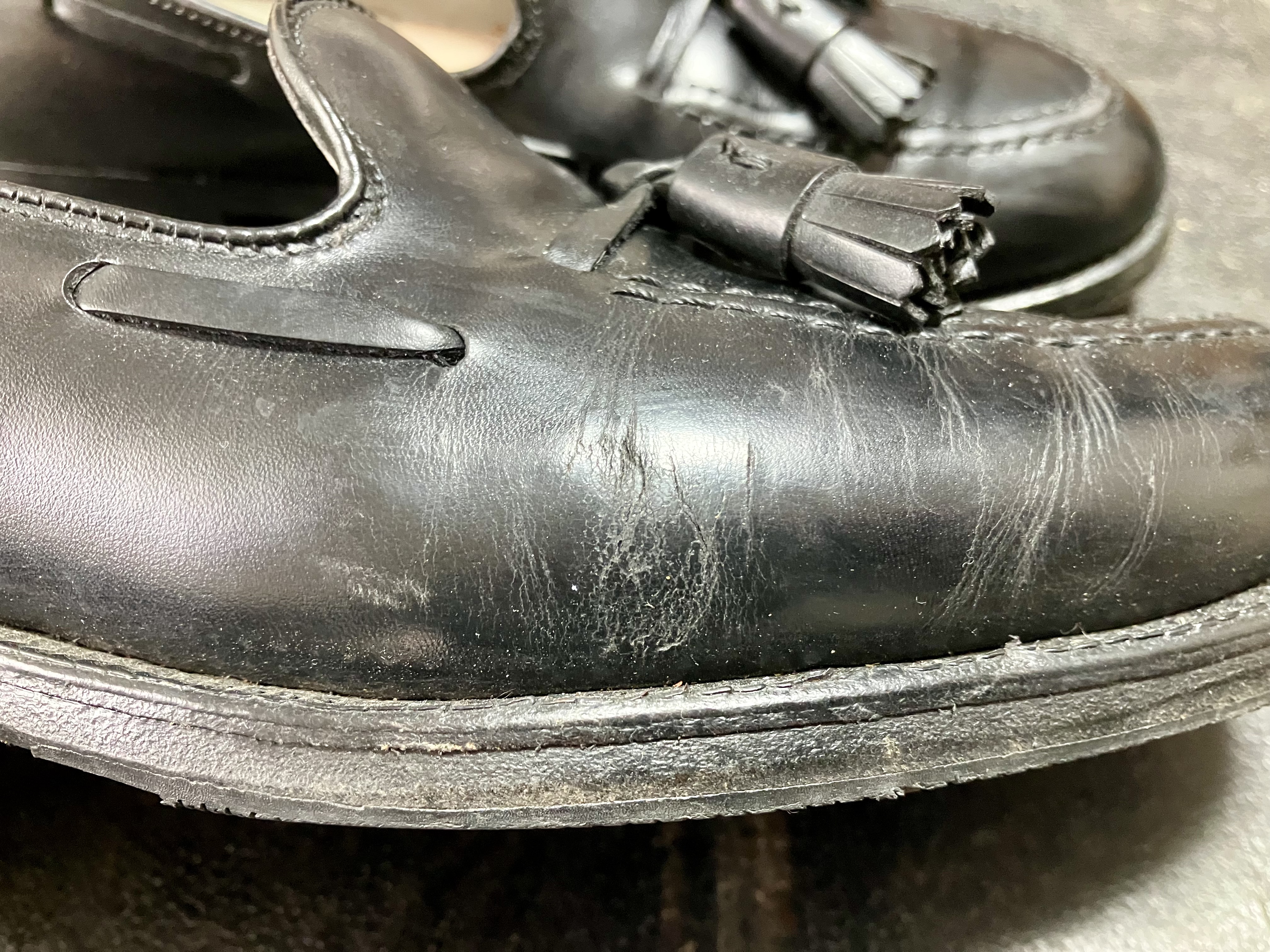 履きジからのひび割れ、クラックが目立つ右足側面