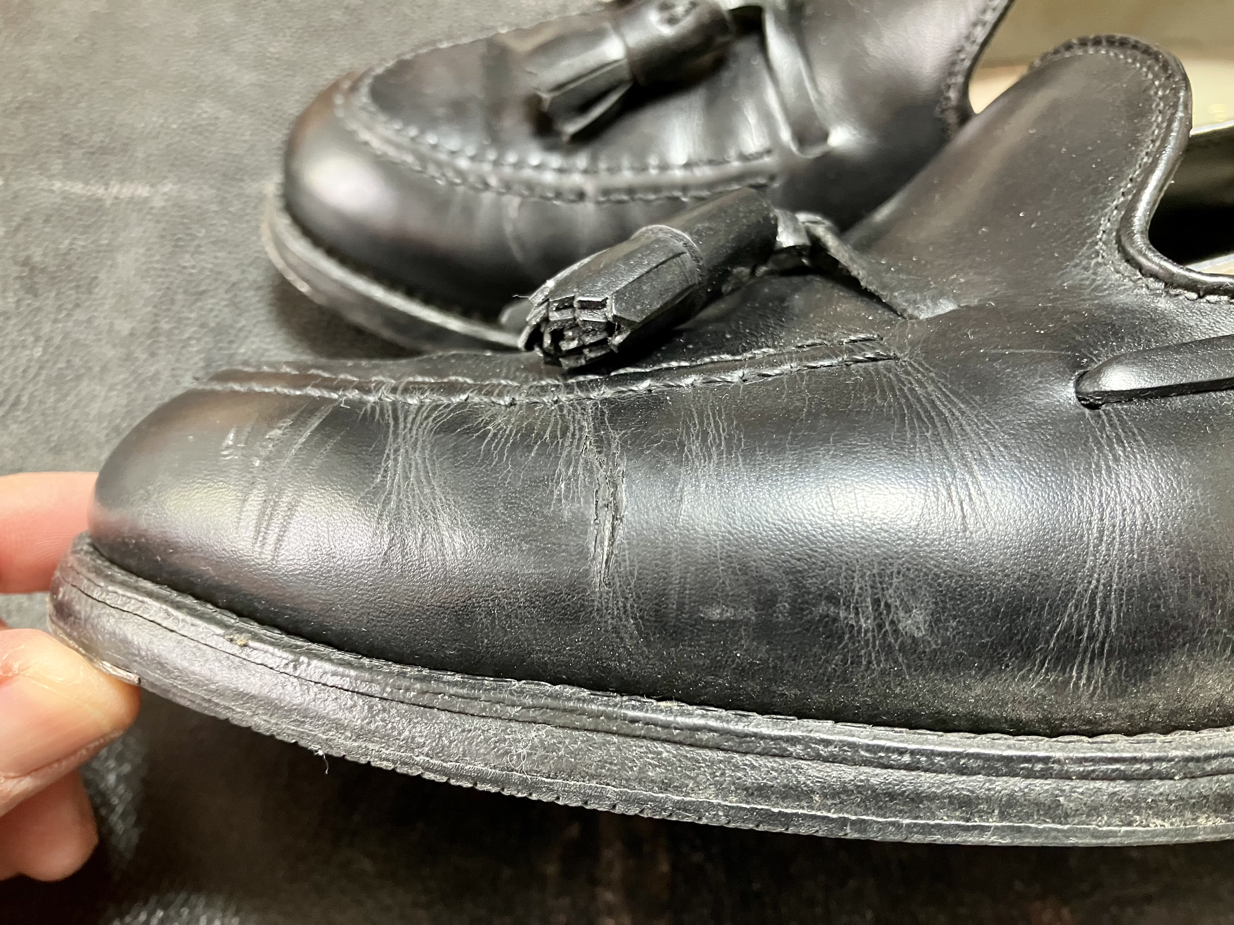 履きジからのひび割れ、クラックが目立つ左足側面