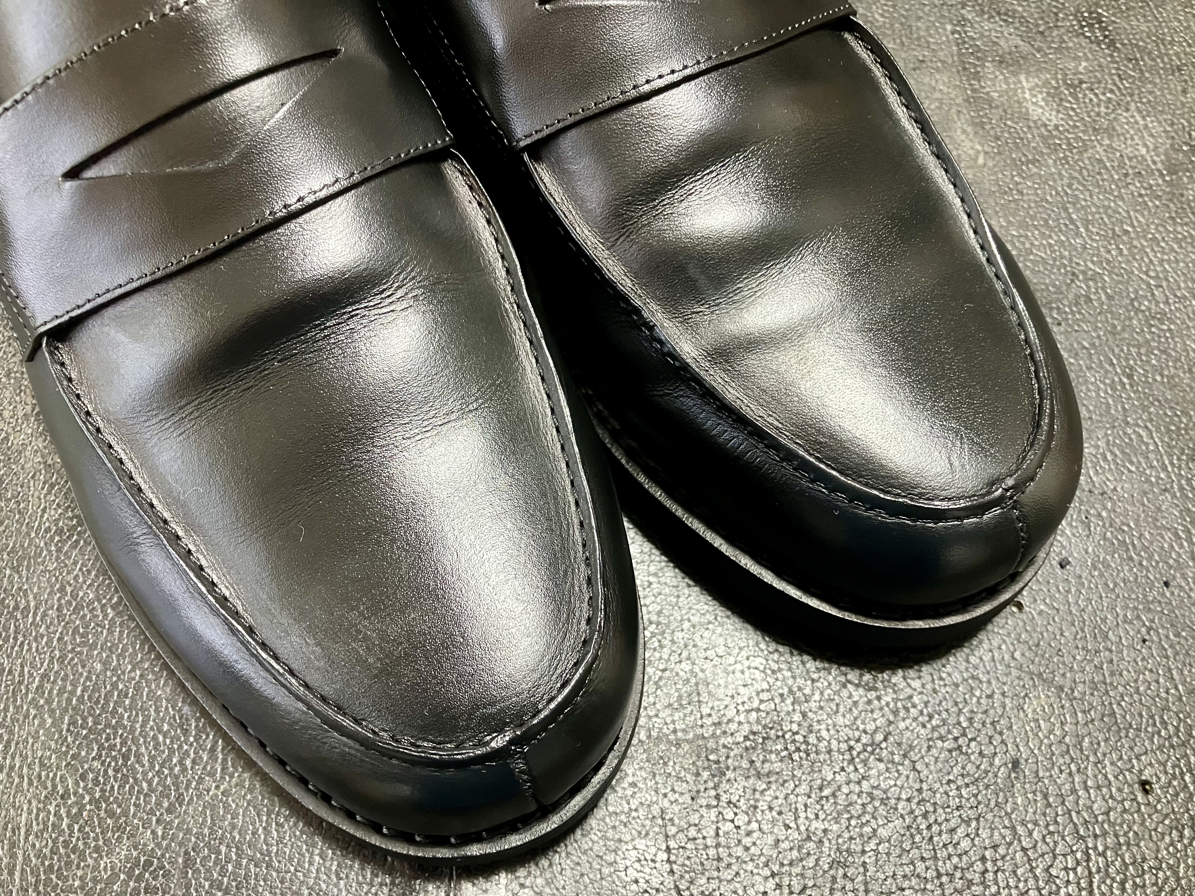 黒染めが完了したパラブーツのローファー