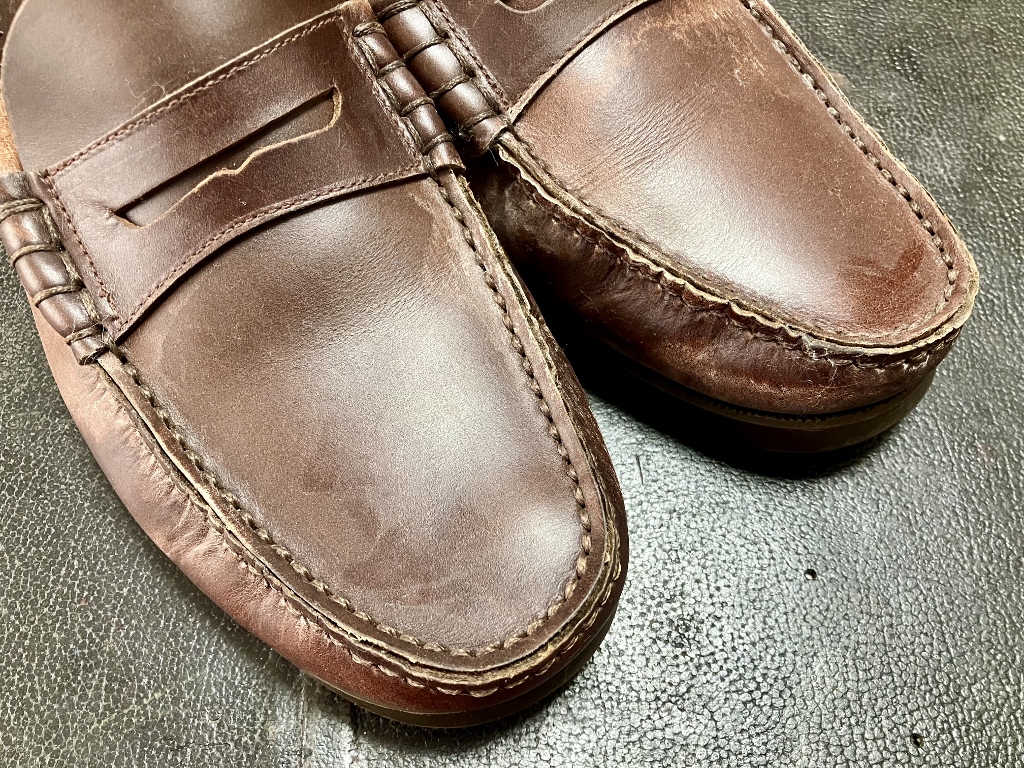 表面に白い粉跡が目立つパラブーツ