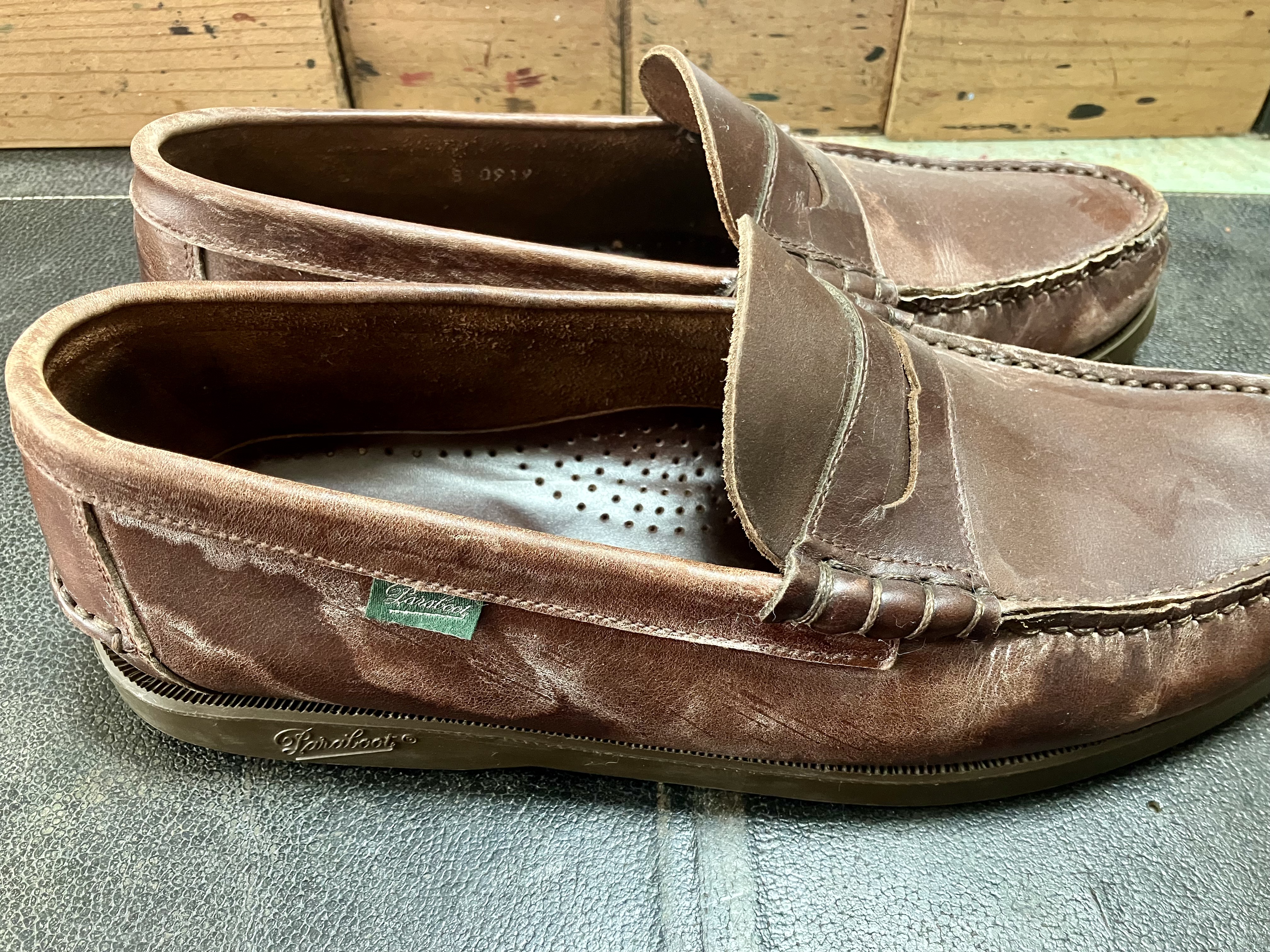 リスレザーの表面に白い粉跡が目立つ状態