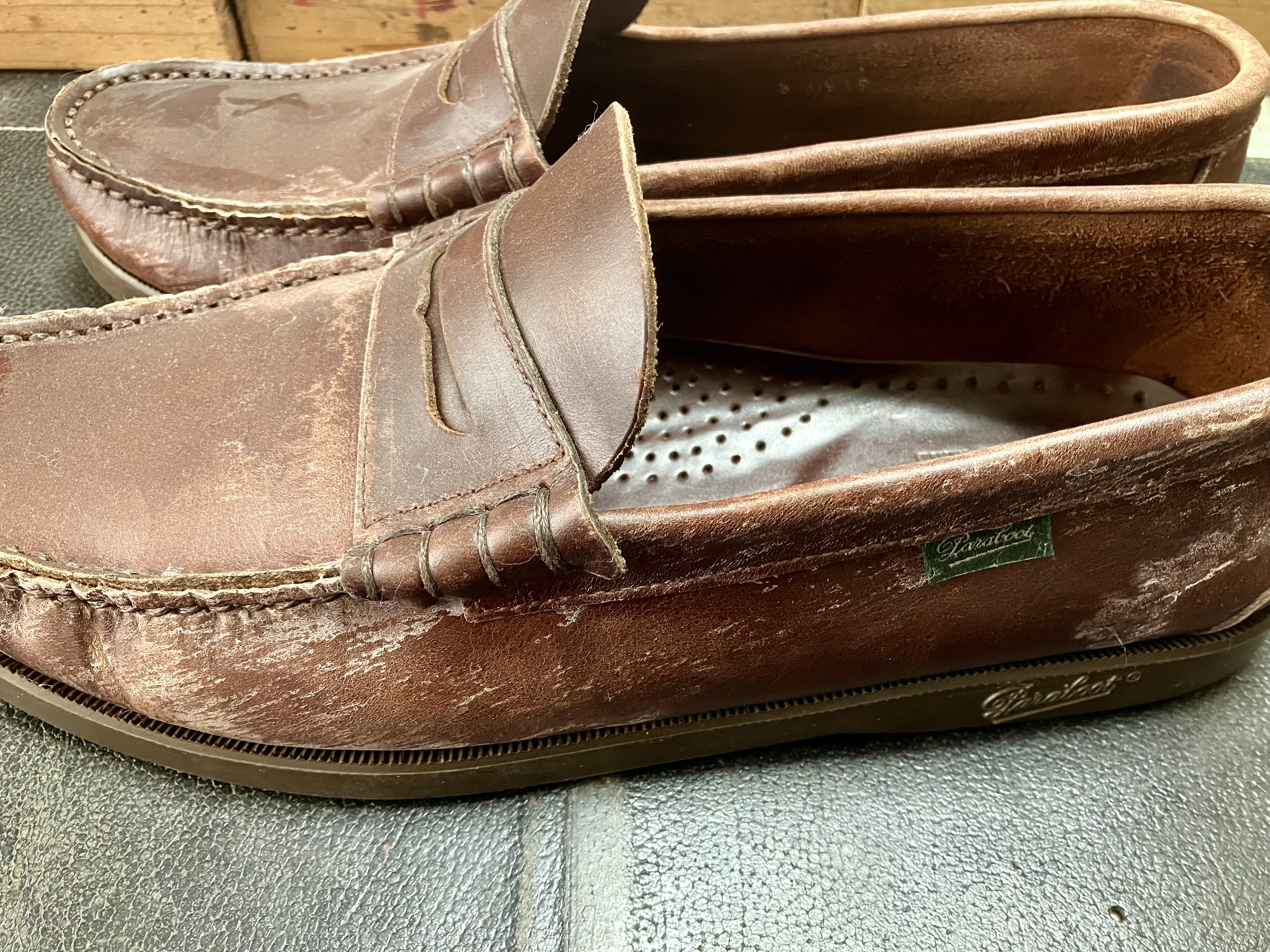 リスレザーの表面に白い粉跡、ブルームが目立つ状態