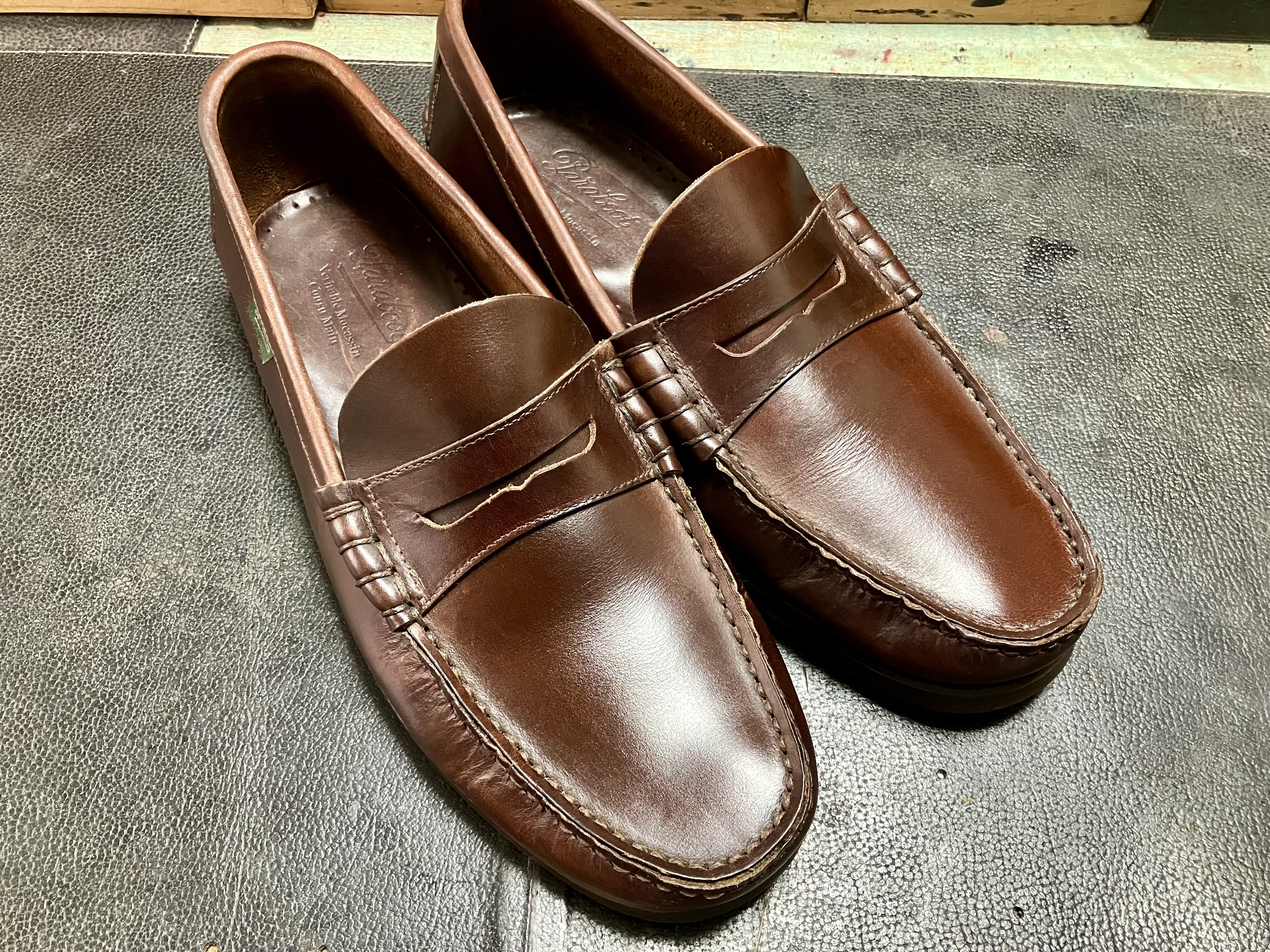 お手入れ、メンテナンスが完了したパラブーツのローファー