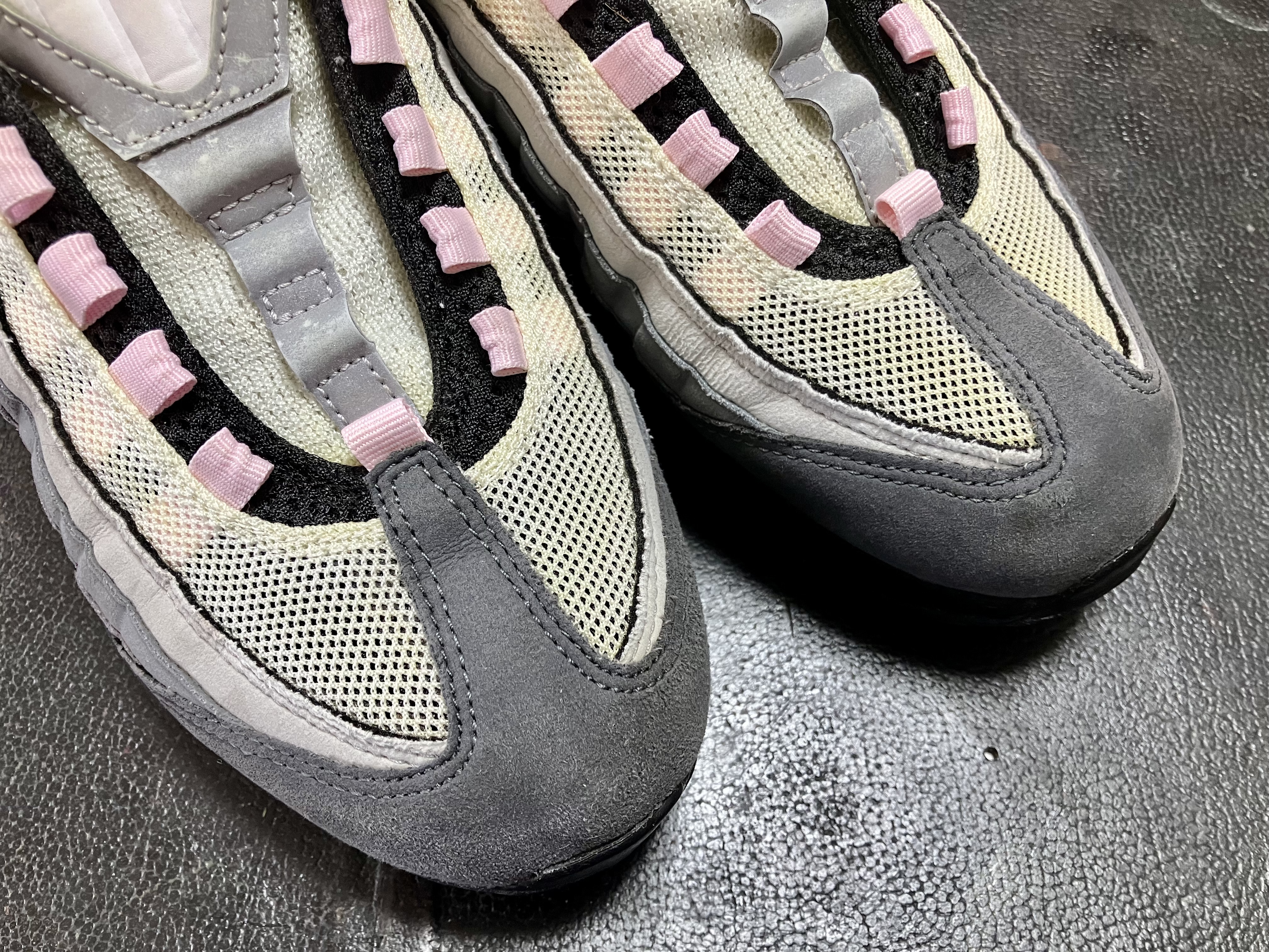 経年変化による黄ばみが目立つエアマックス95