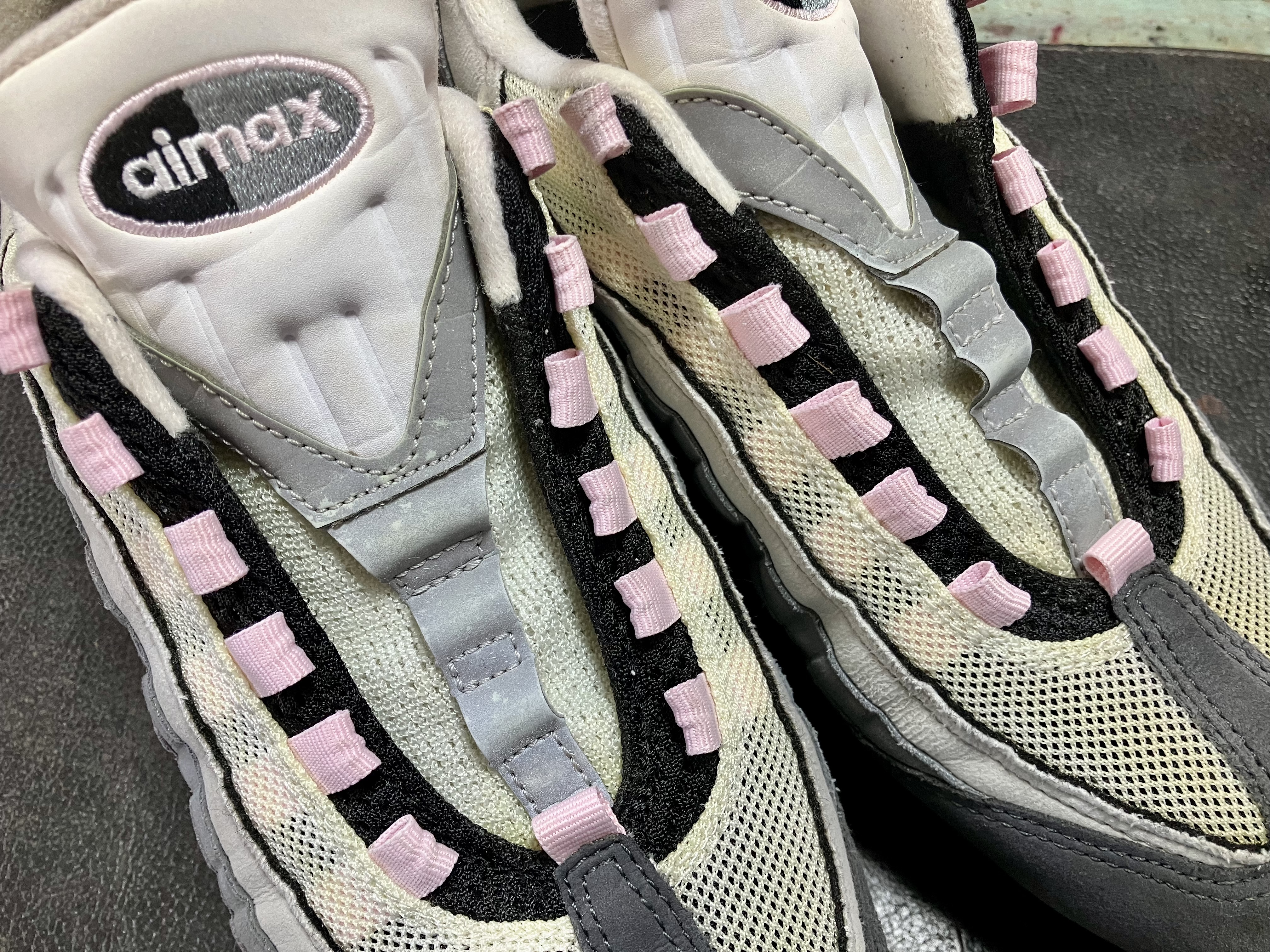 メッシュ部分の黄ばみが目立つエアマックス95