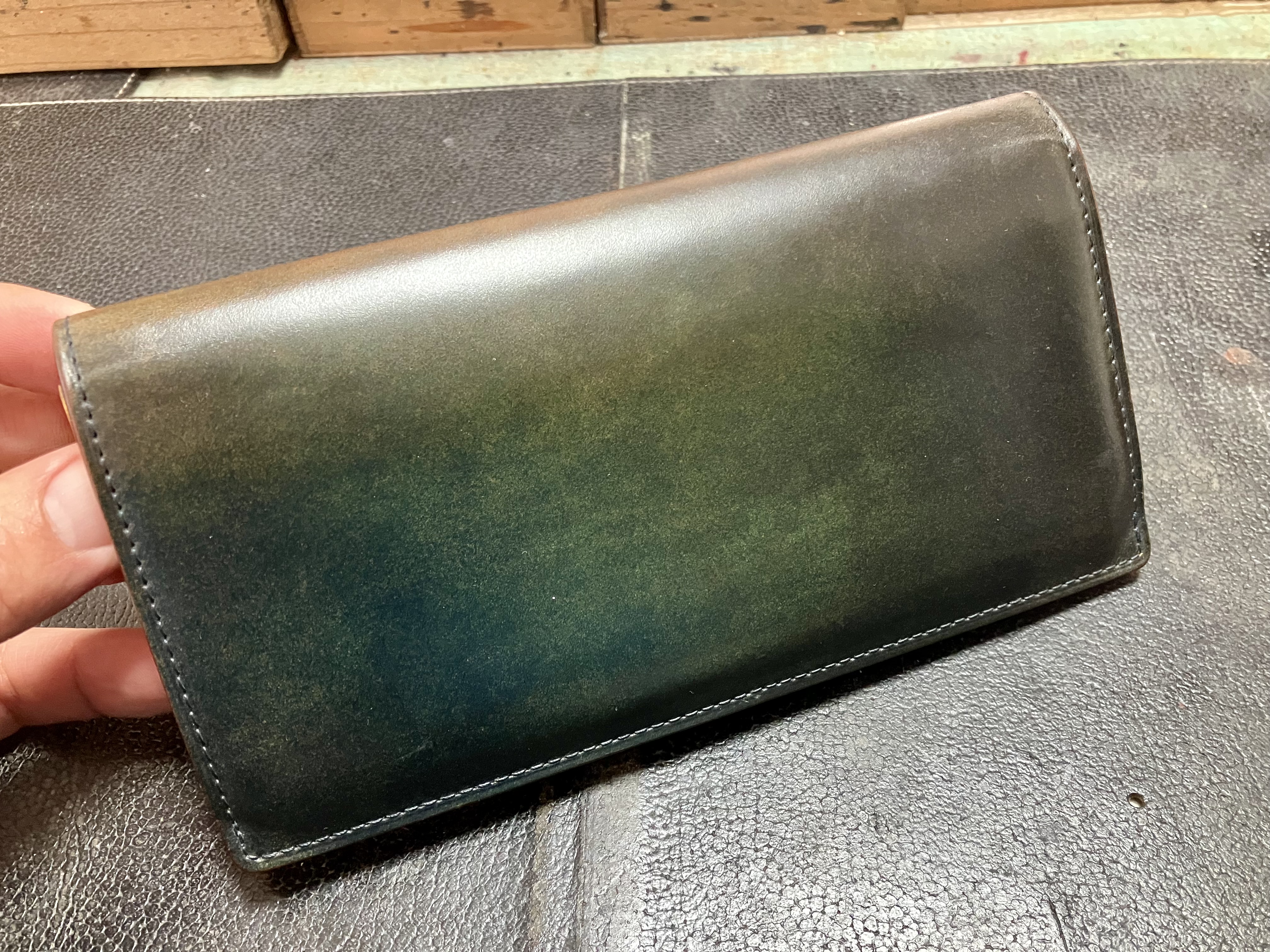 色あせ、退色が目立つコードバン財布