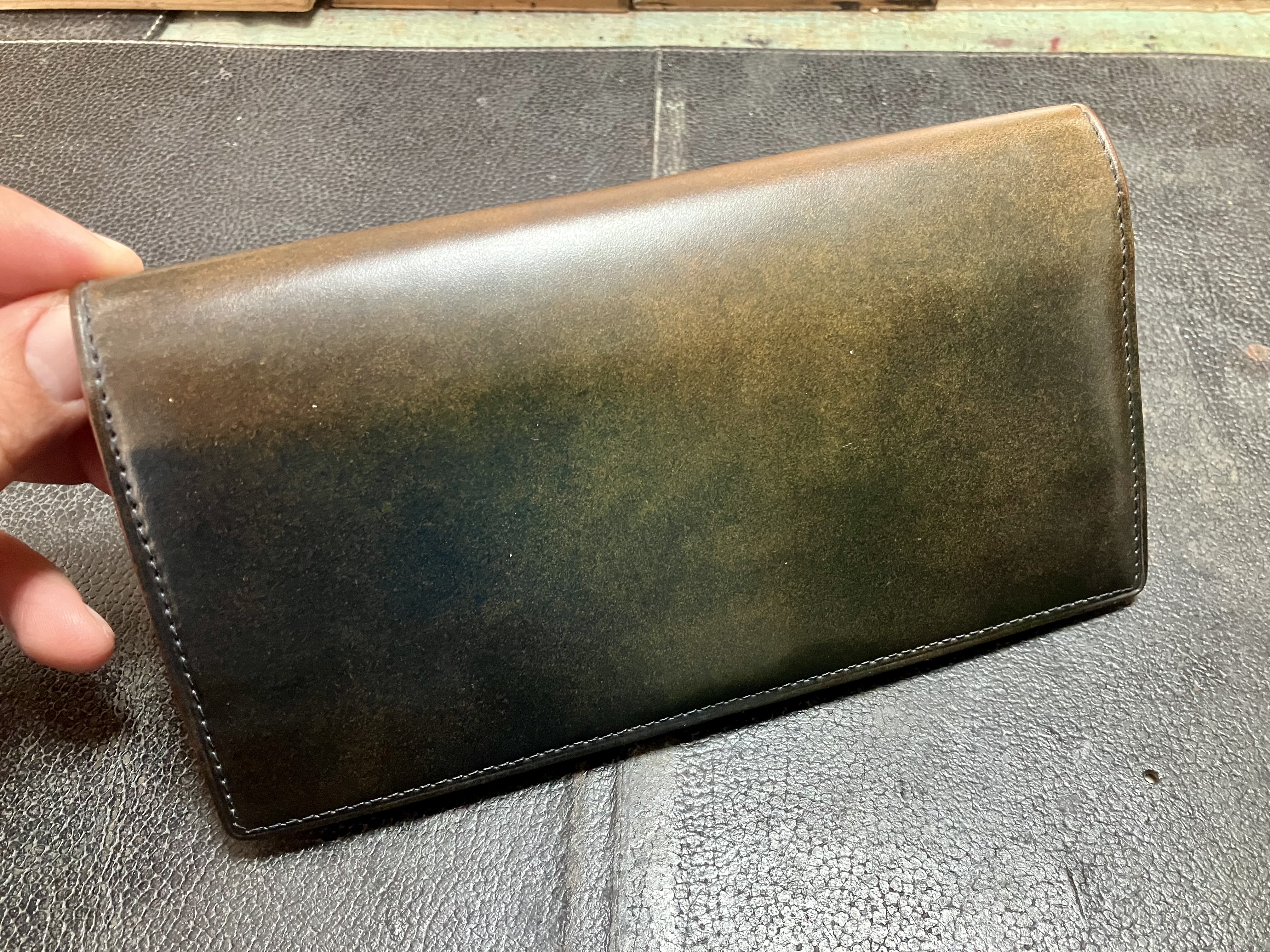 染め替え前、色あせしたコードバン財布