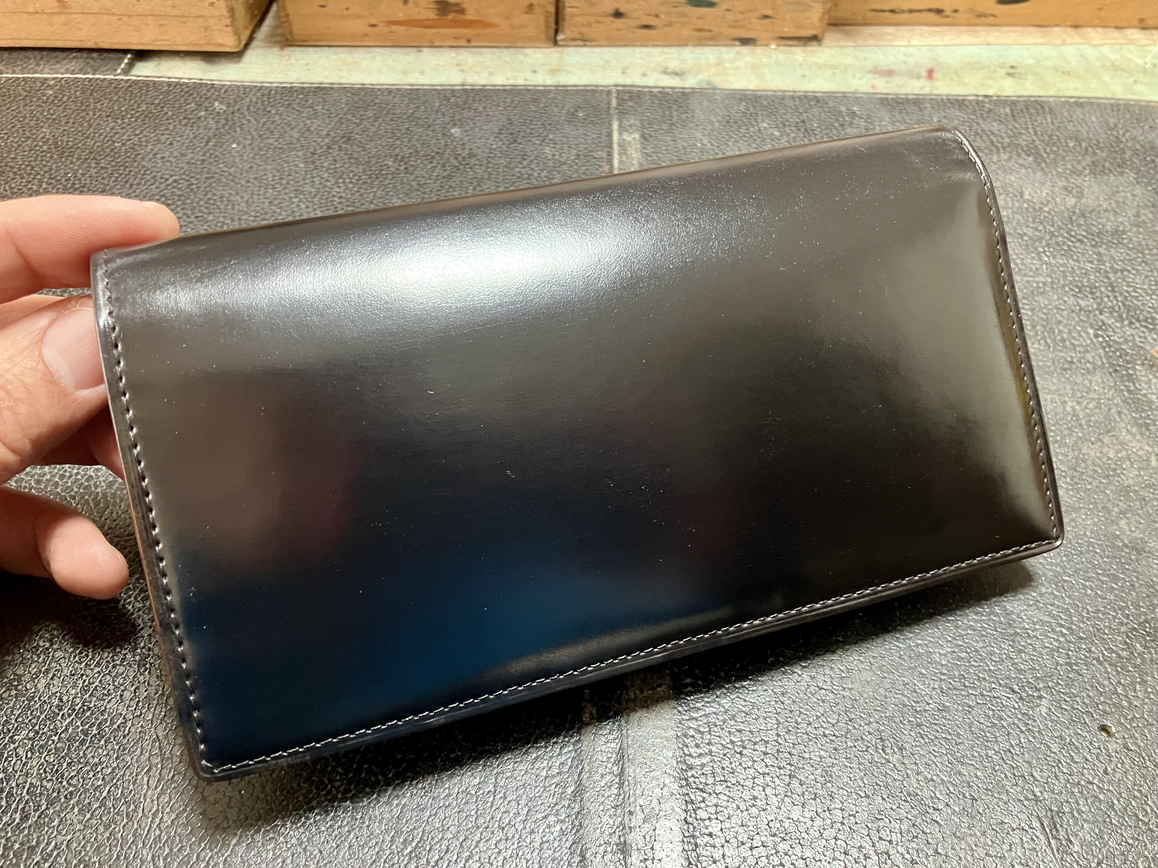 黒色に染め替えした後にグレージングでツヤを出して仕上げたコードバン財布