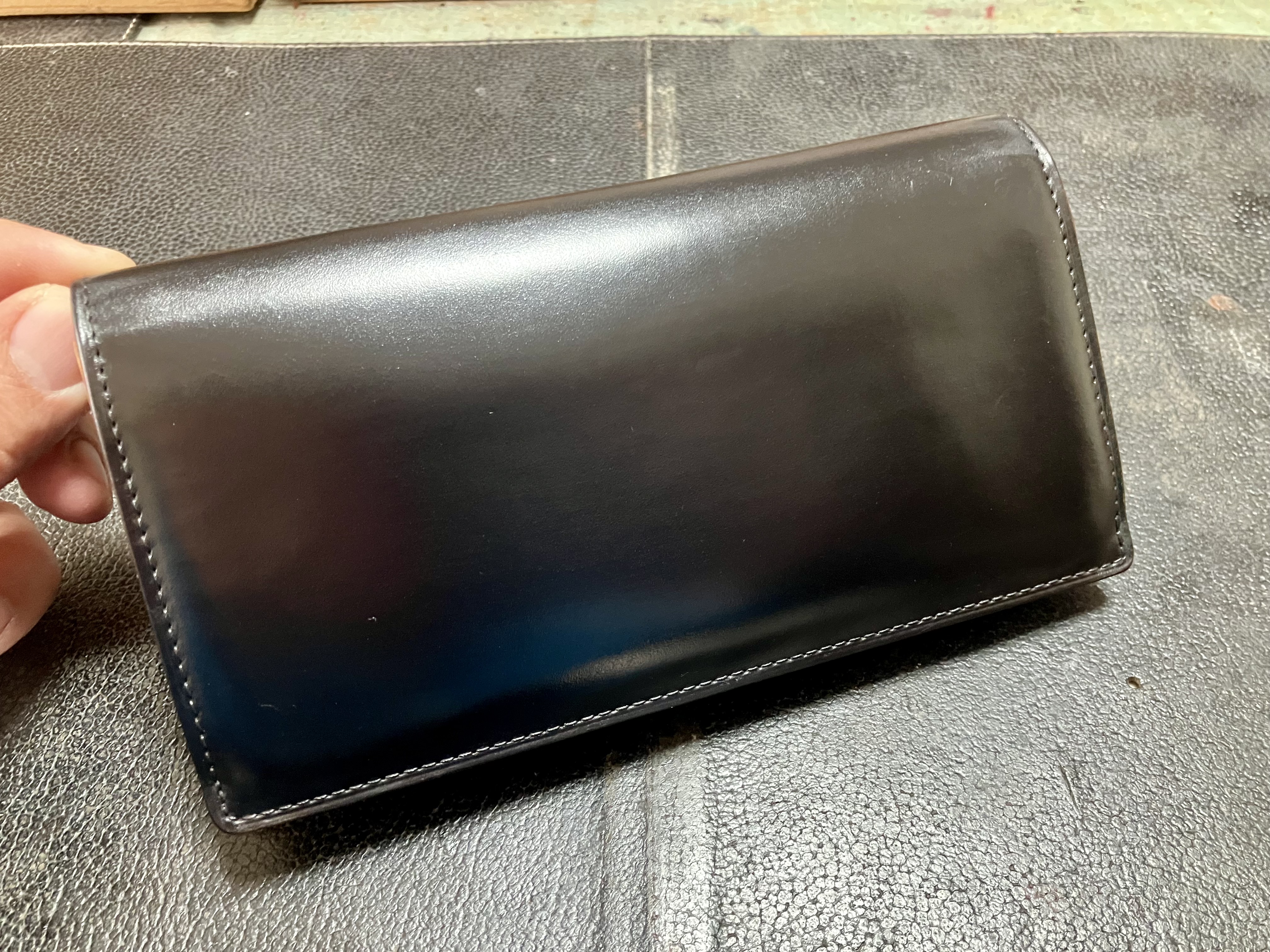 黒染めで色あせを解消したコードバン財布