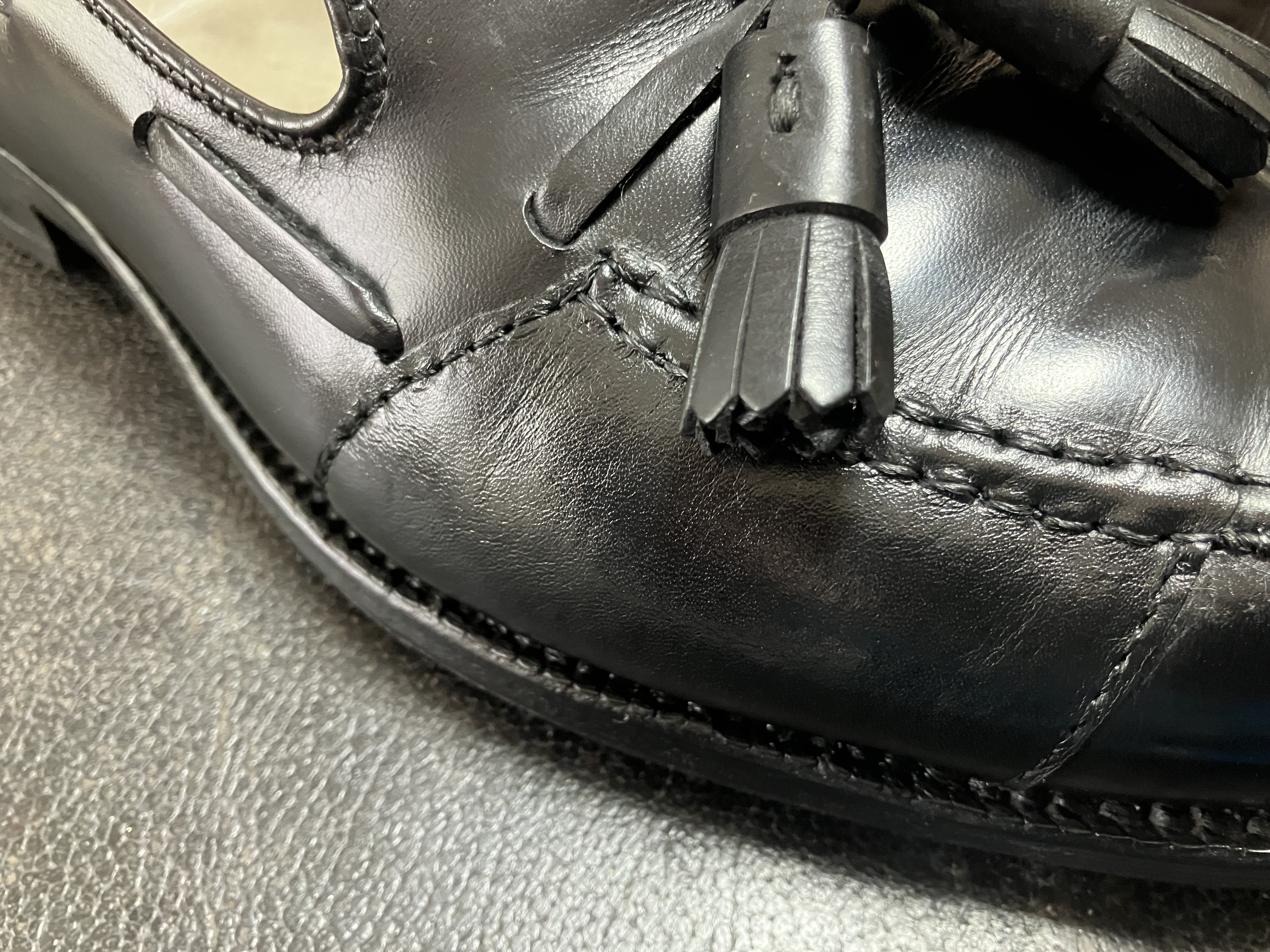 ひび割れ箇所に革当て補強したオールデンの右足