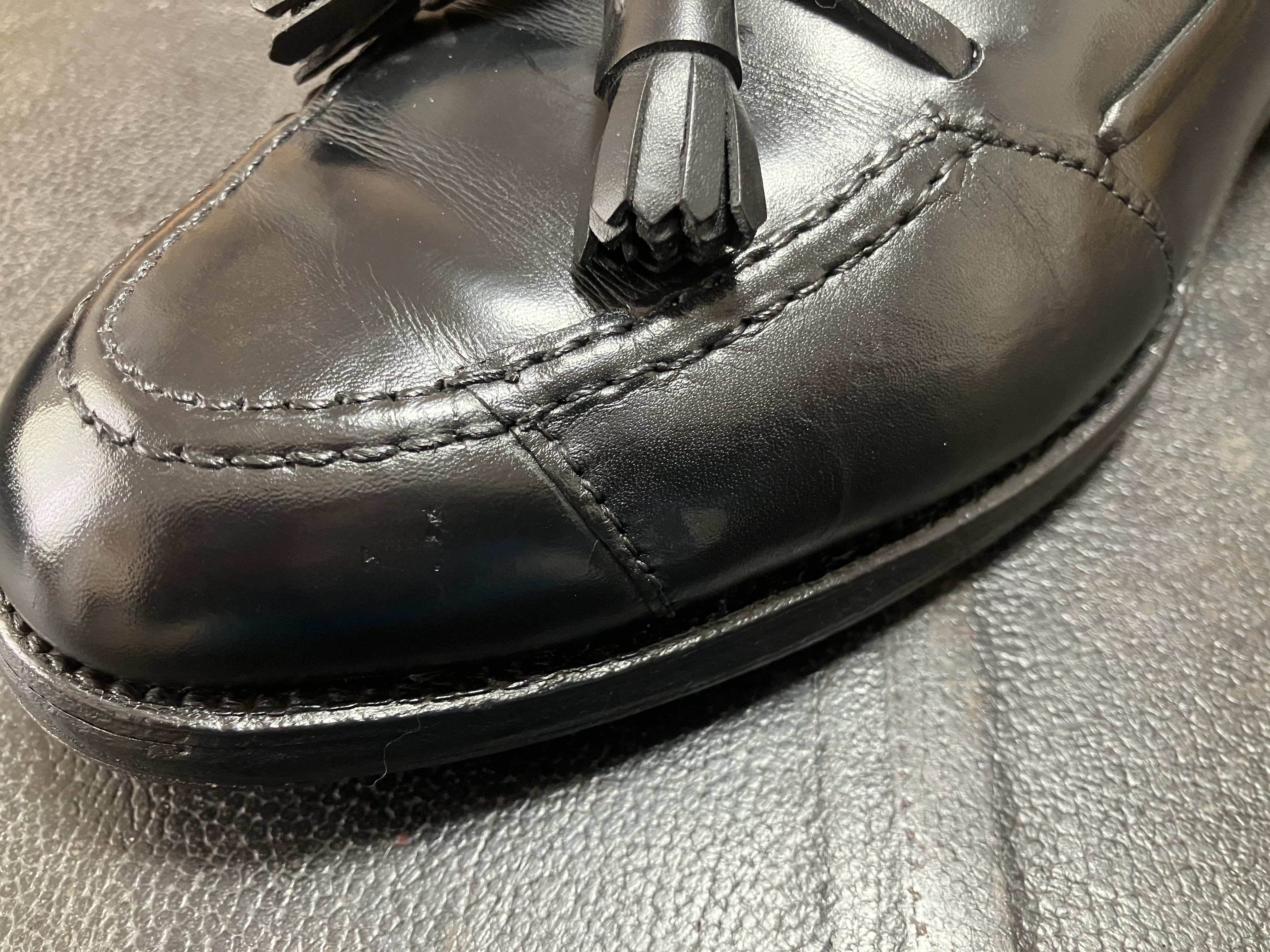 ひび割れ箇所に革当て補強したオールデンの左足